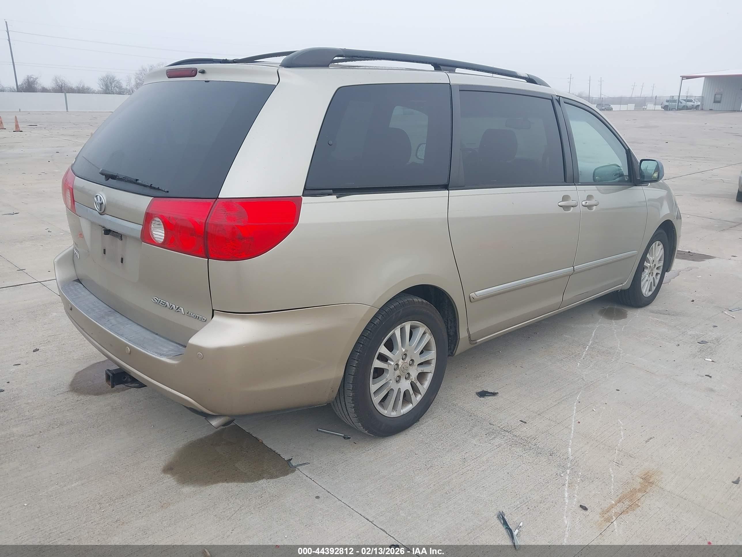 TOYOTA SIENNA image 4
