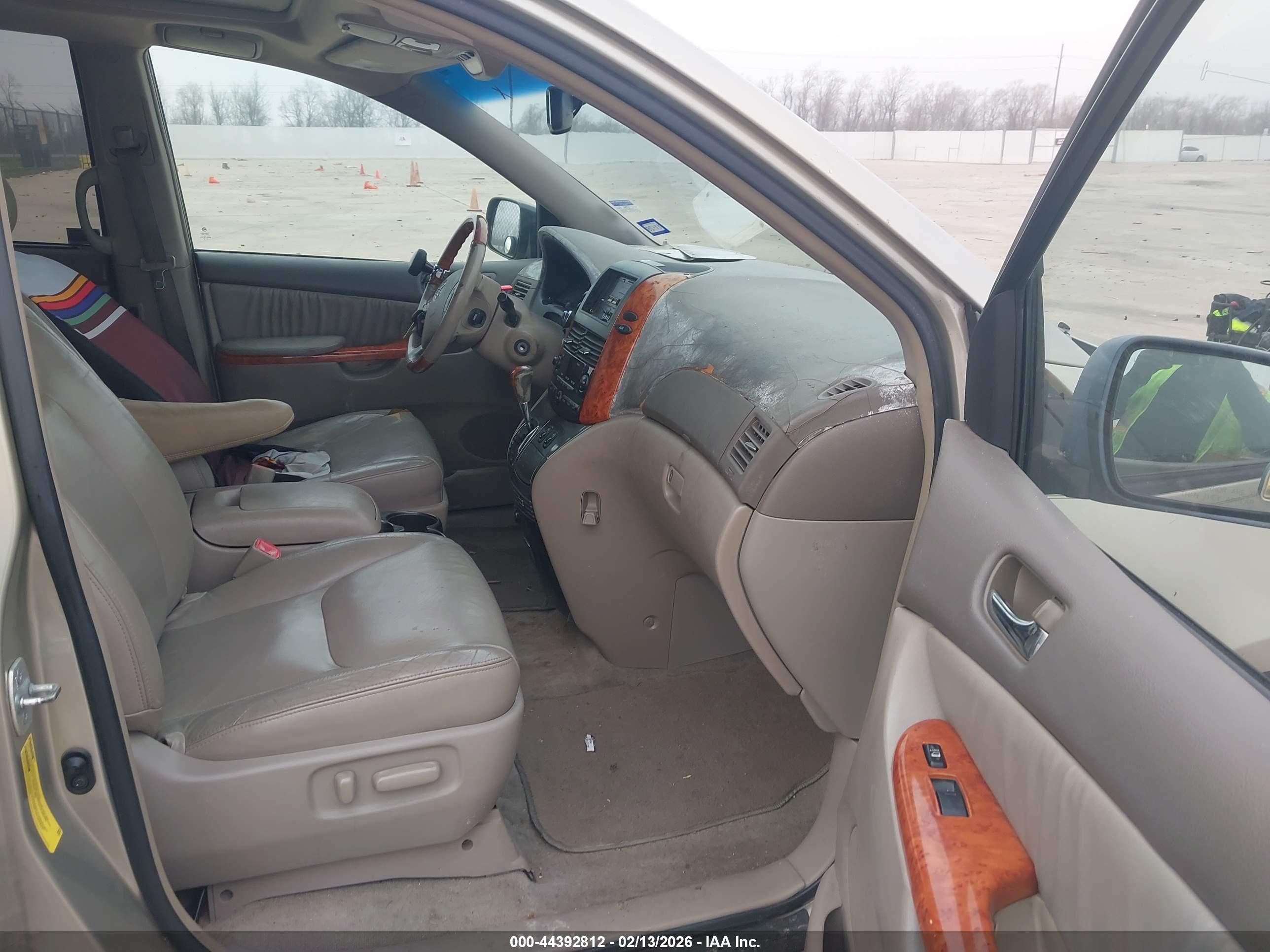 TOYOTA SIENNA image 5