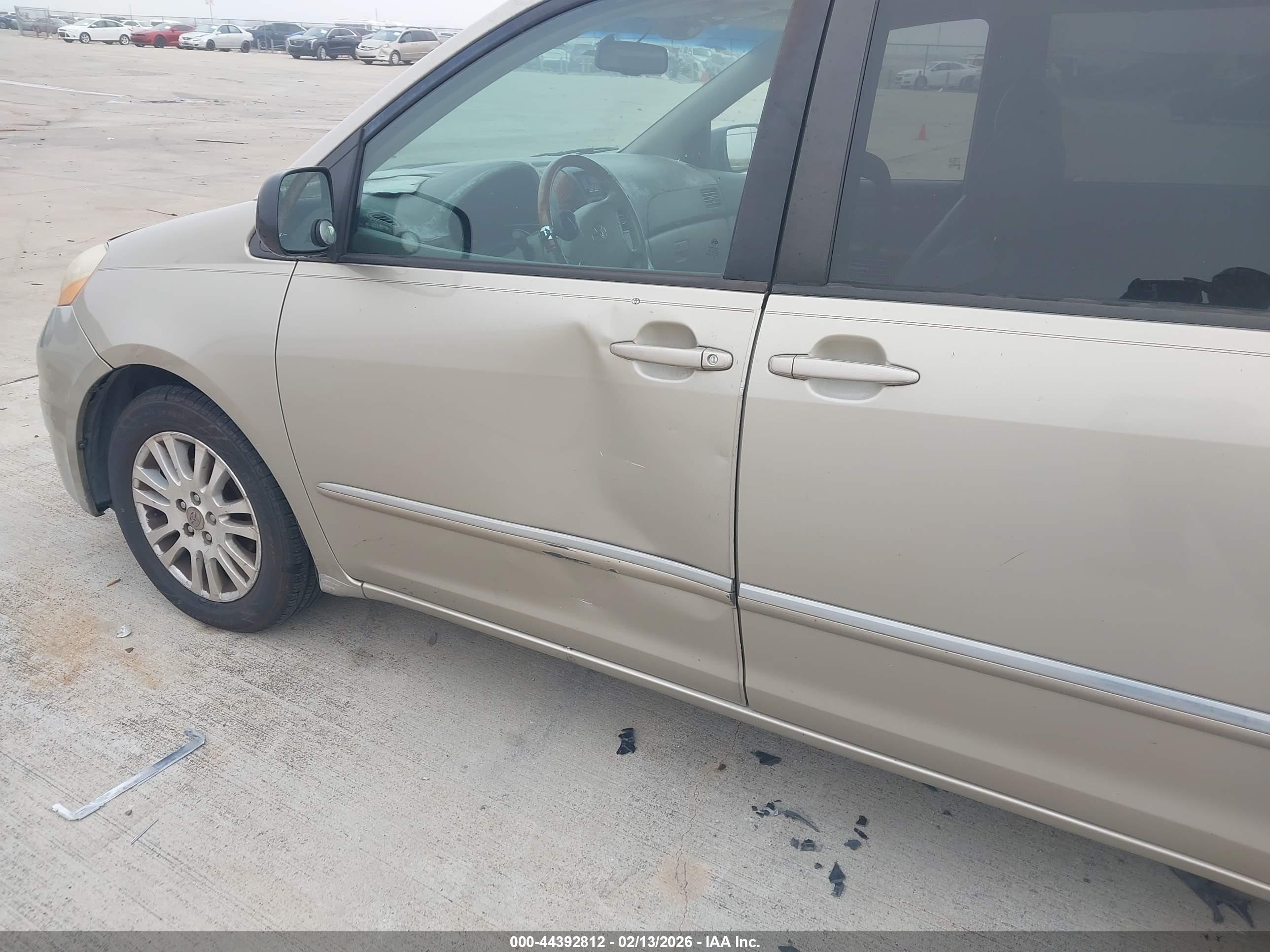 TOYOTA SIENNA image 6