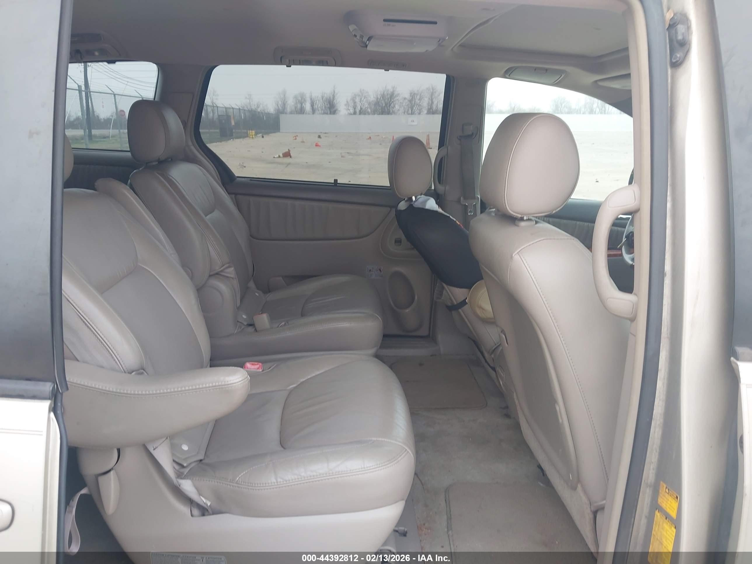 TOYOTA SIENNA image 8
