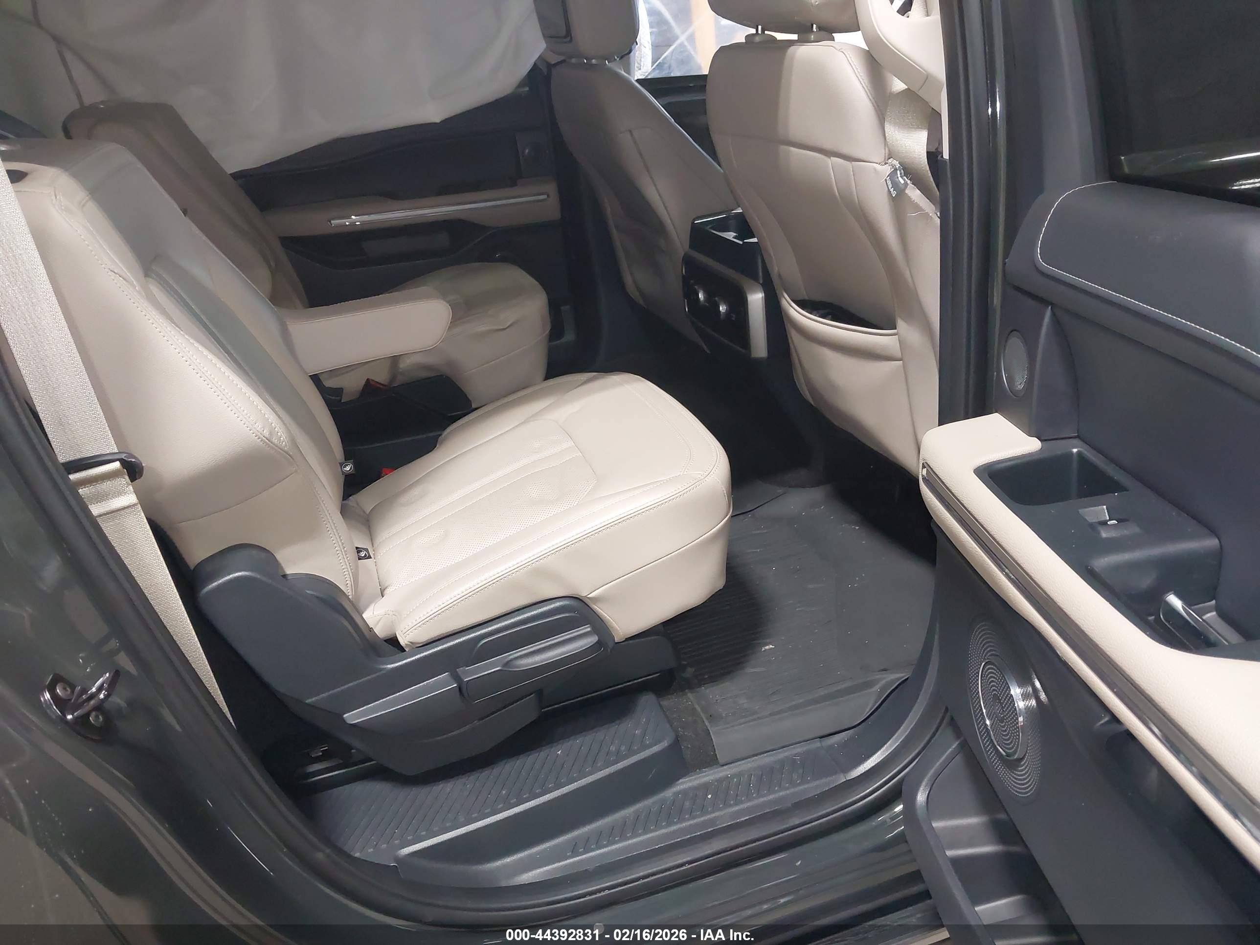 FORD EXPEDITION image 8