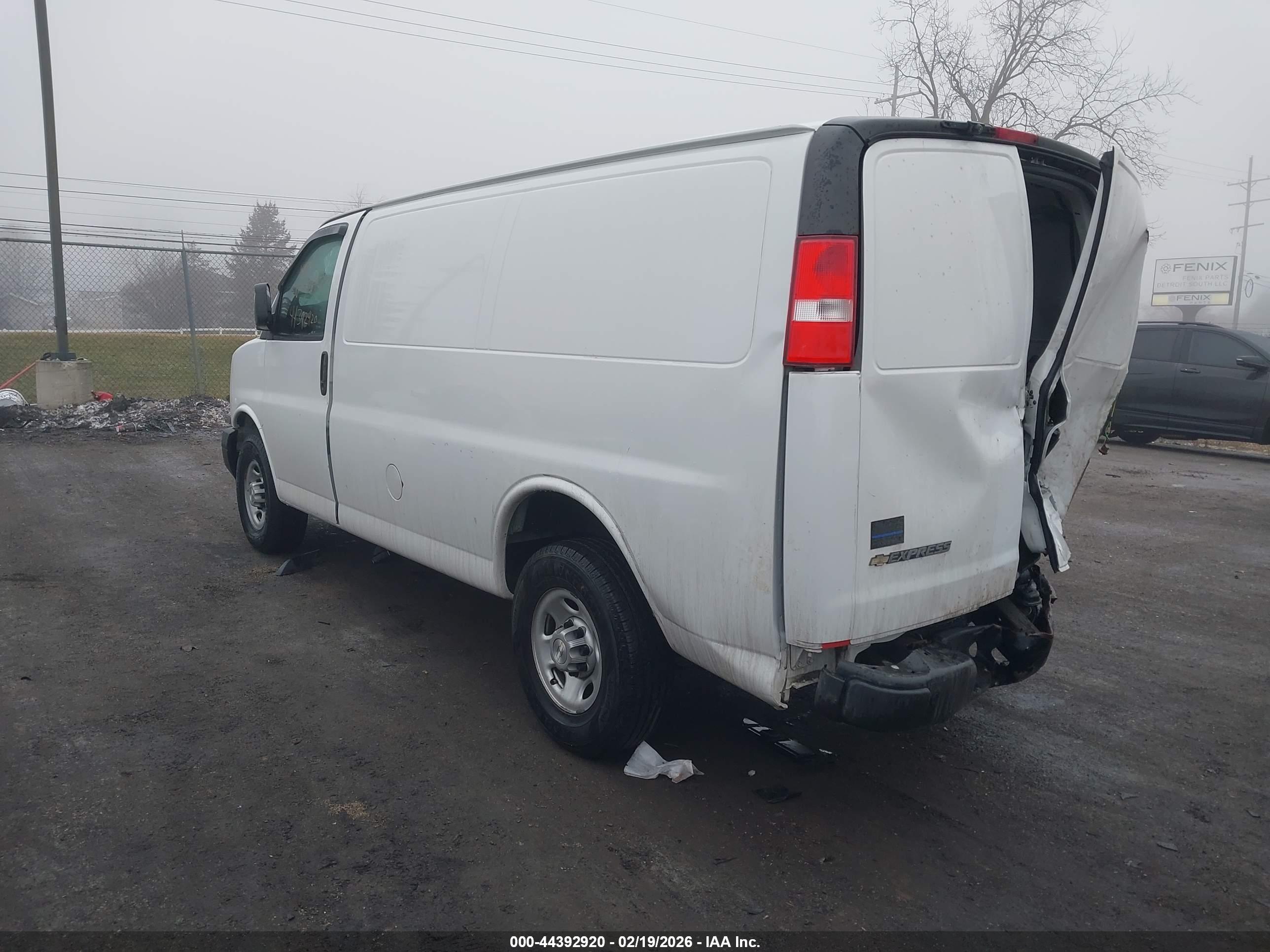 CHEVROLET EXPRESS image 3