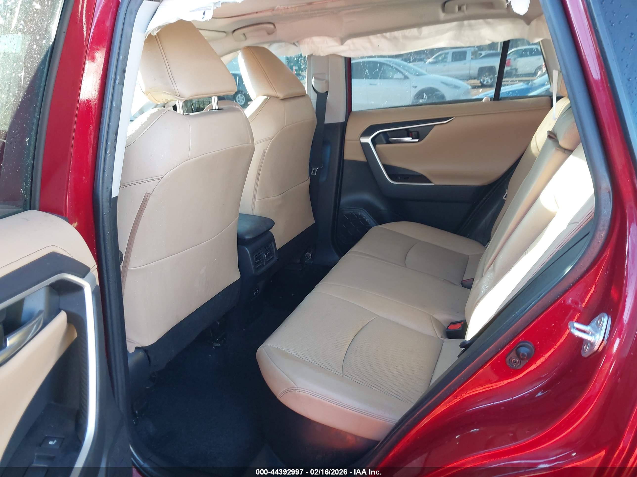 TOYOTA RAV4 image 8