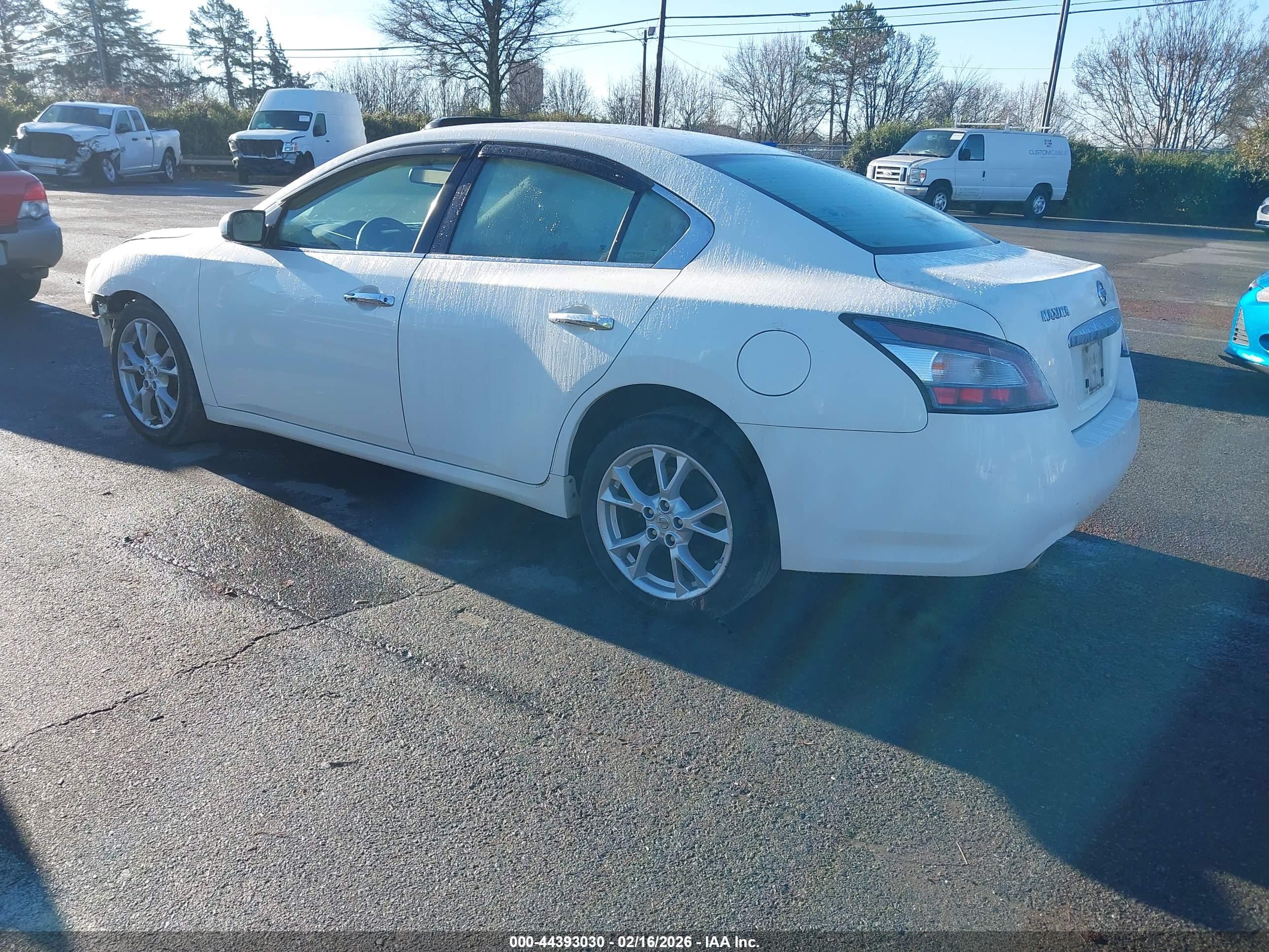 NISSAN MAXIMA image 3