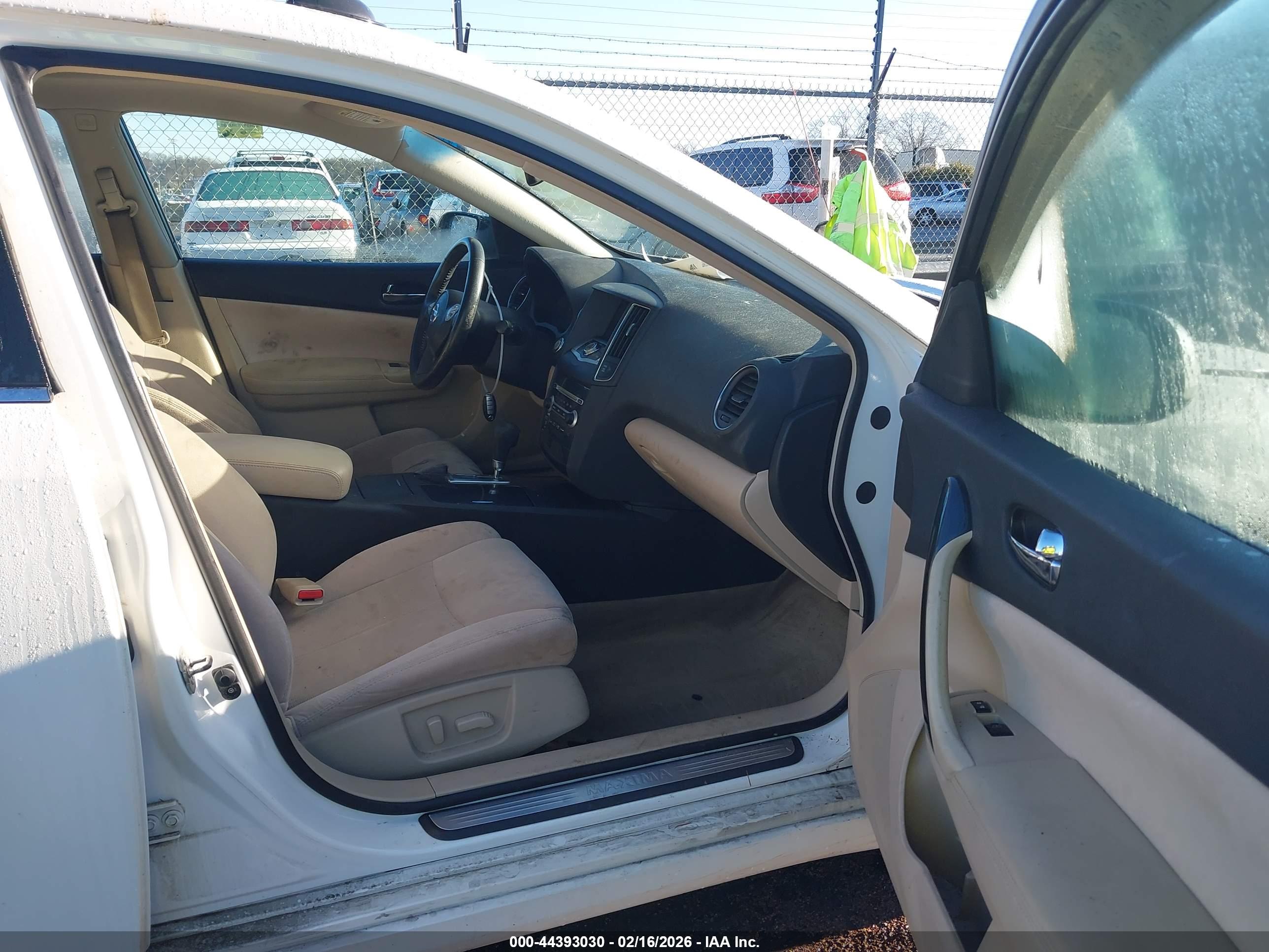 NISSAN MAXIMA image 5
