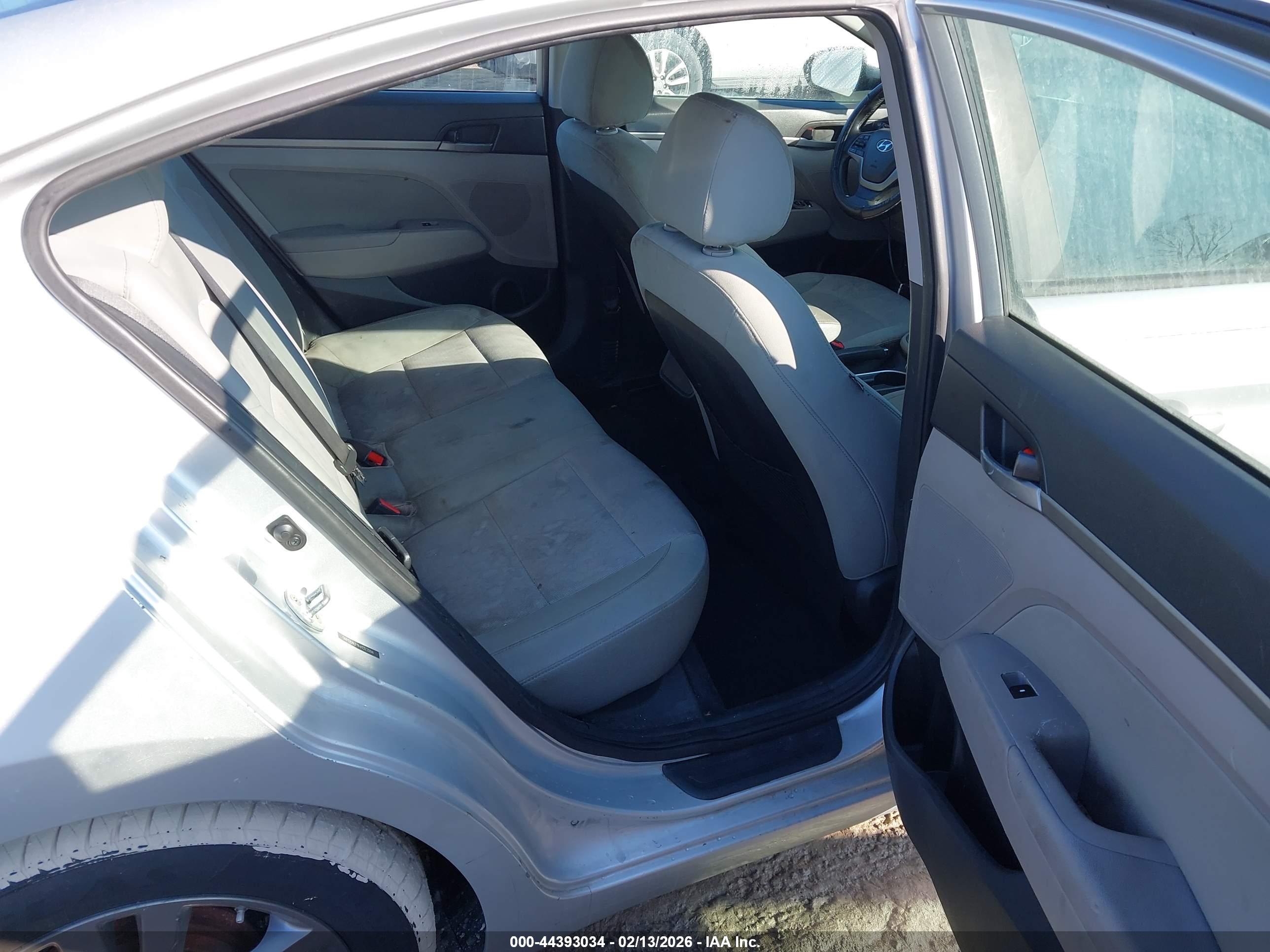 HYUNDAI ELANTRA image 8