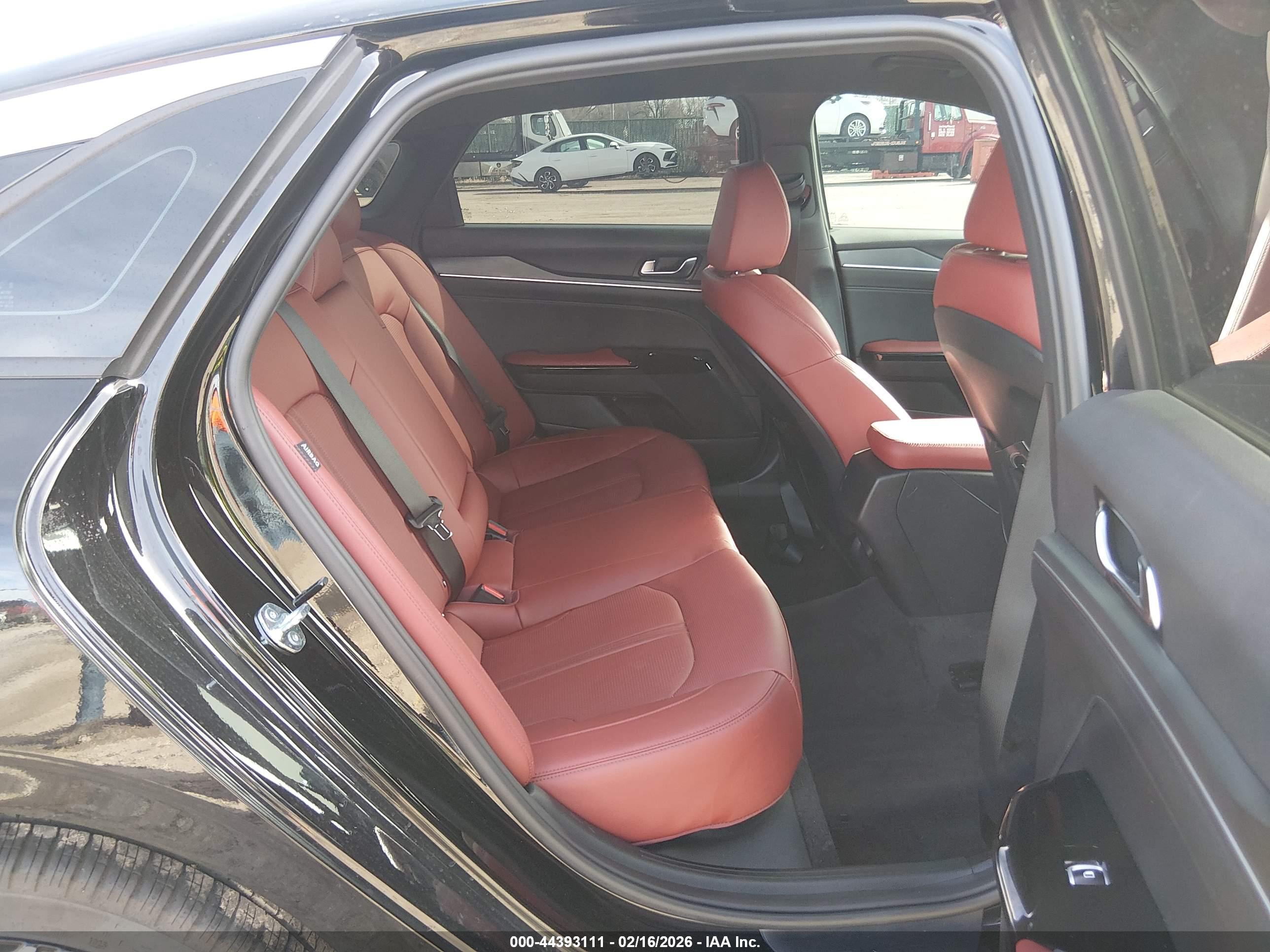 KIA K5 image 8