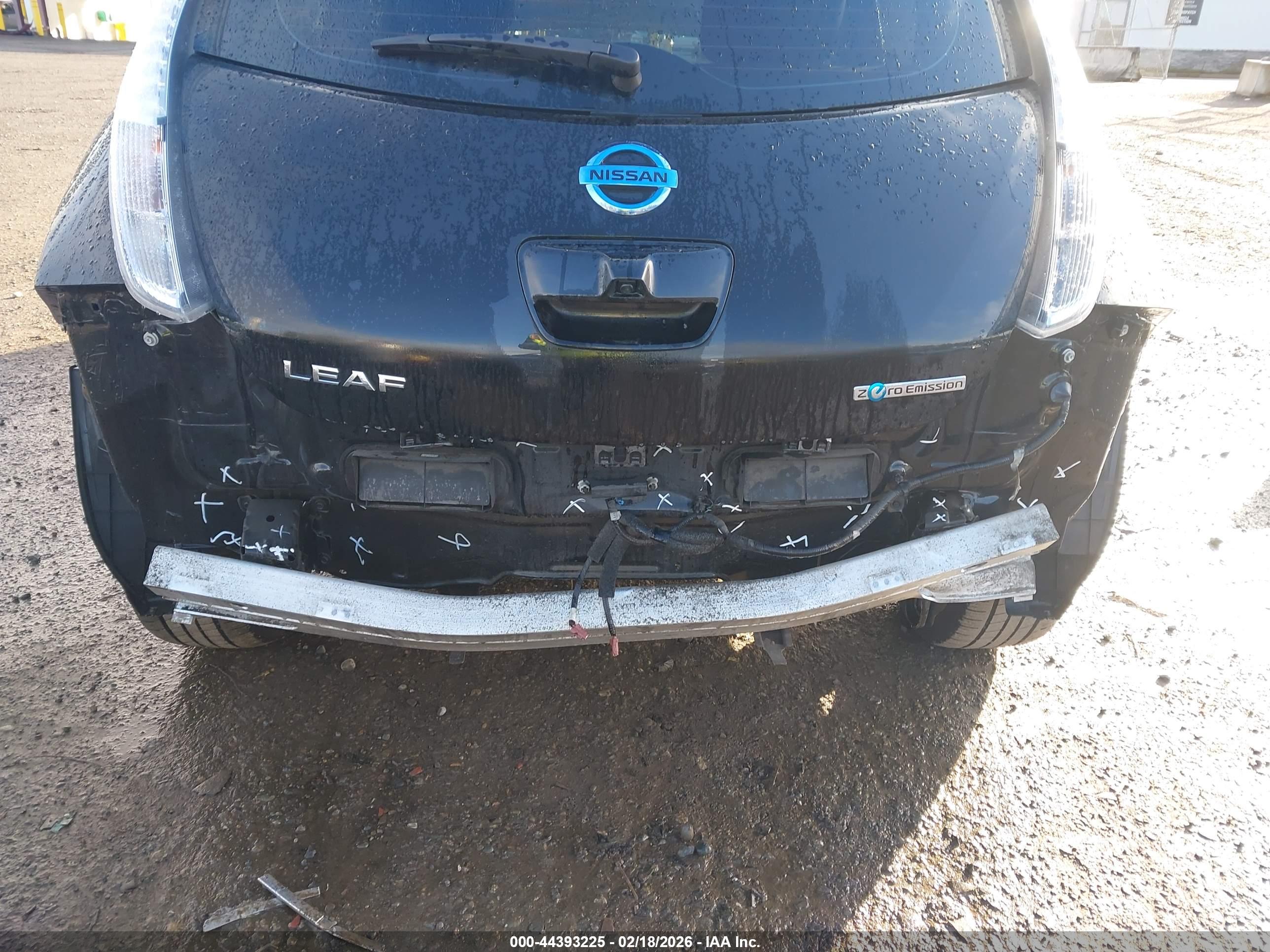 NISSAN LEAF image 6