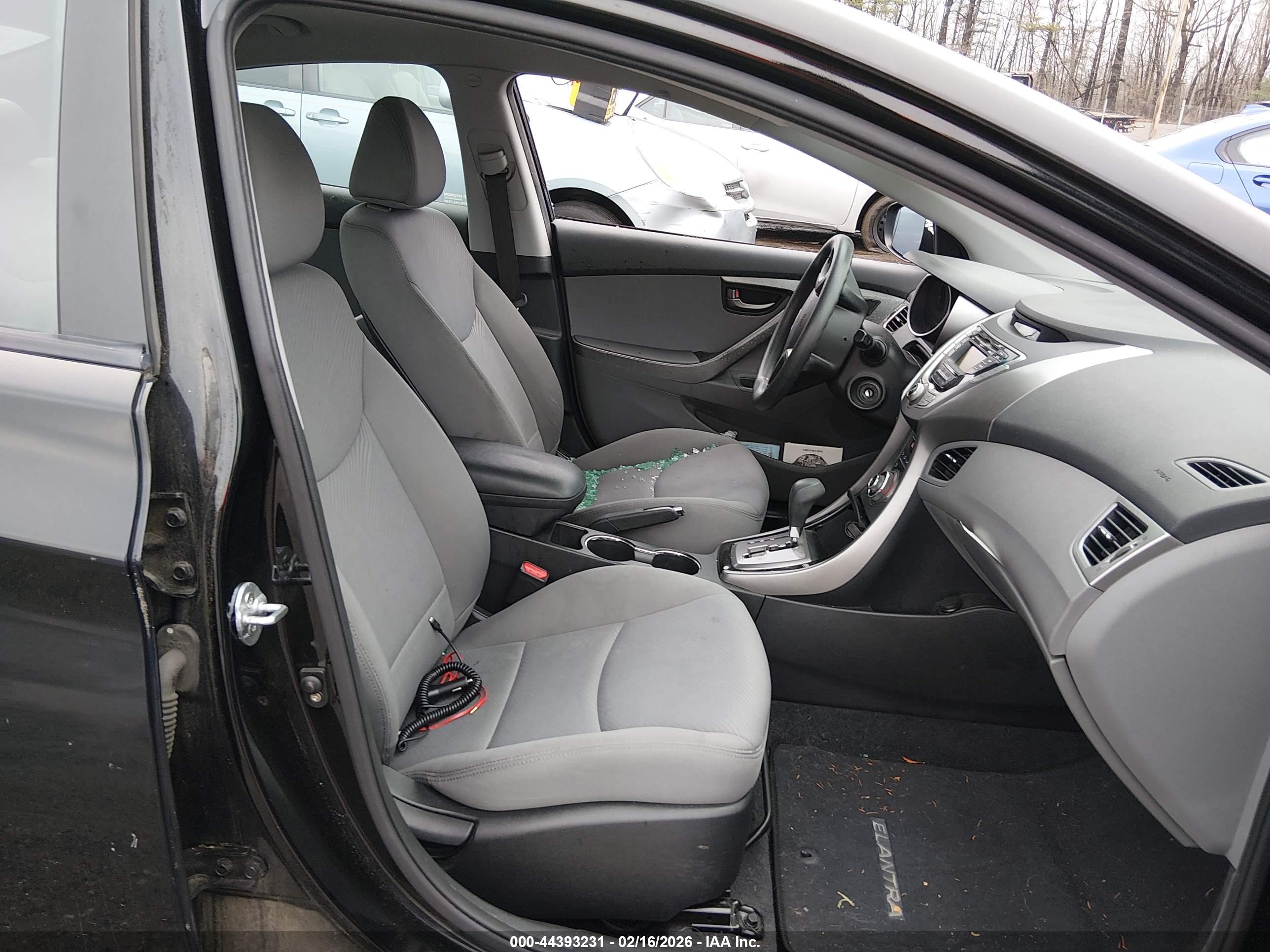 HYUNDAI ELANTRA image 5