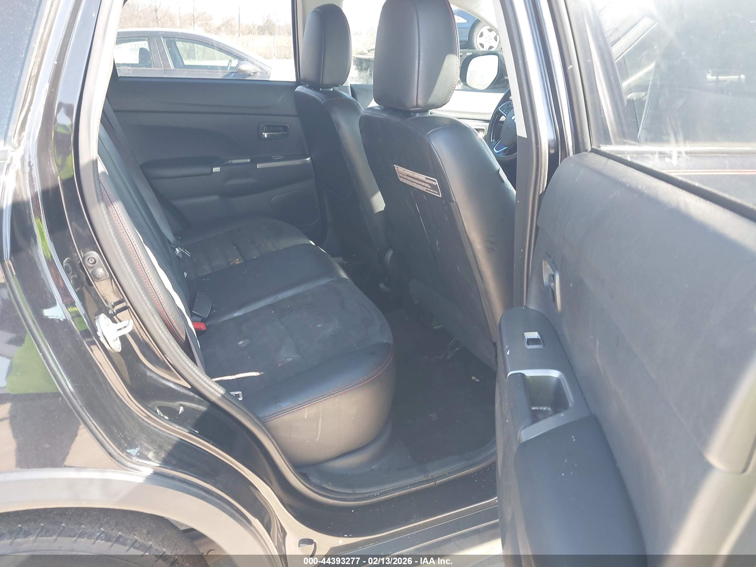 MITSUBISHI OUTLANDER image 8