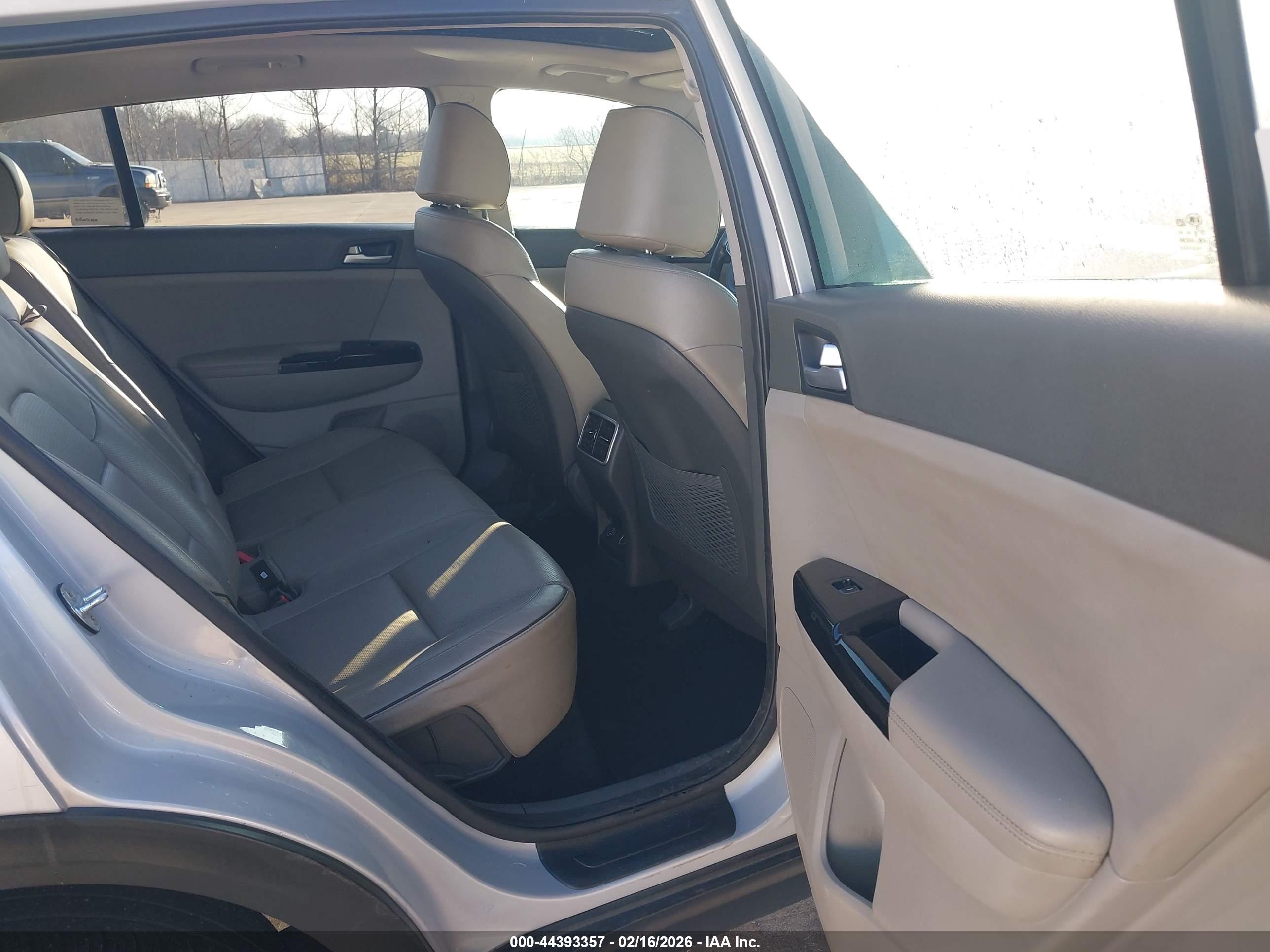 KIA SPORTAGE image 8