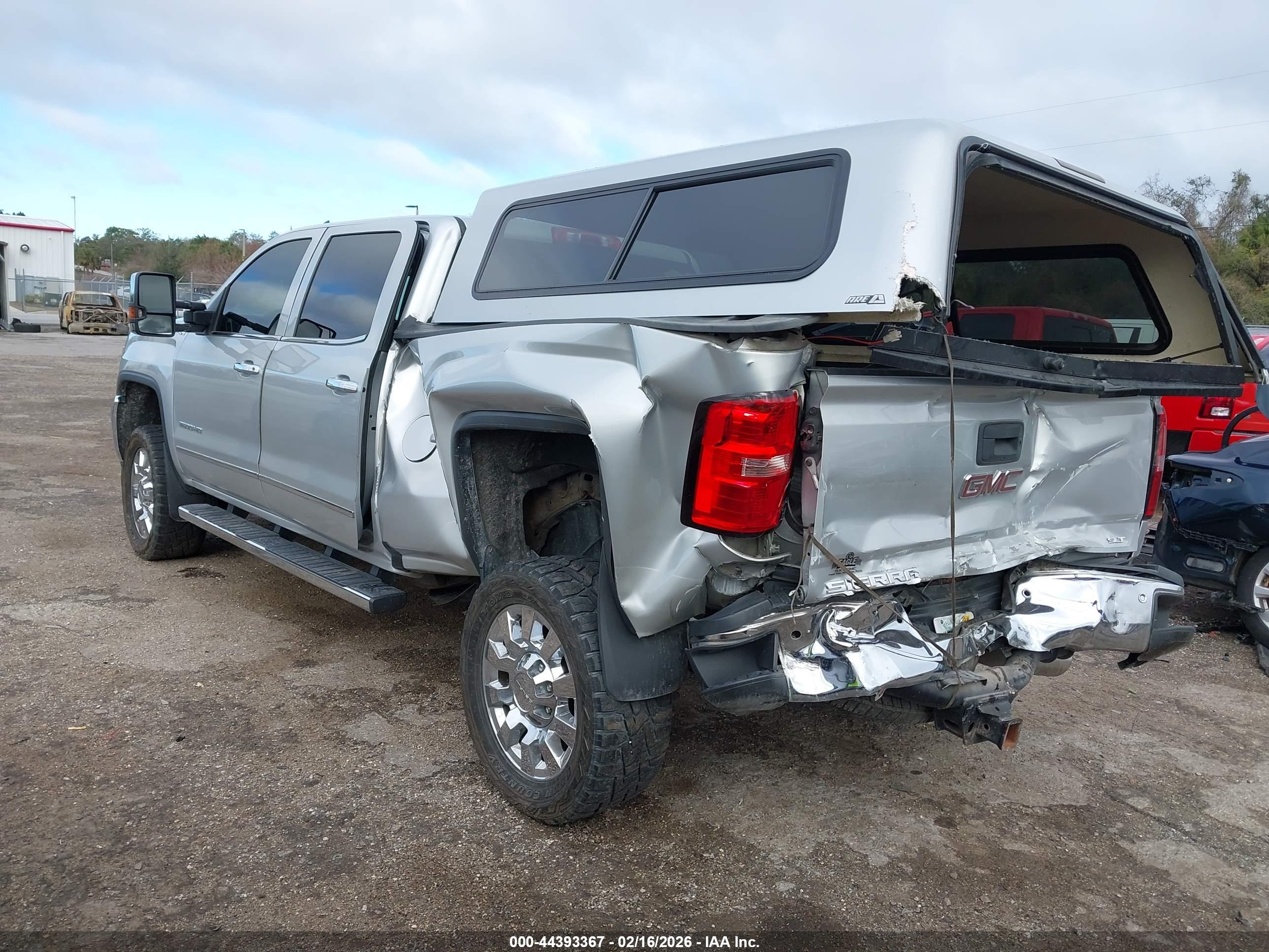 GMC SIERRA image 3