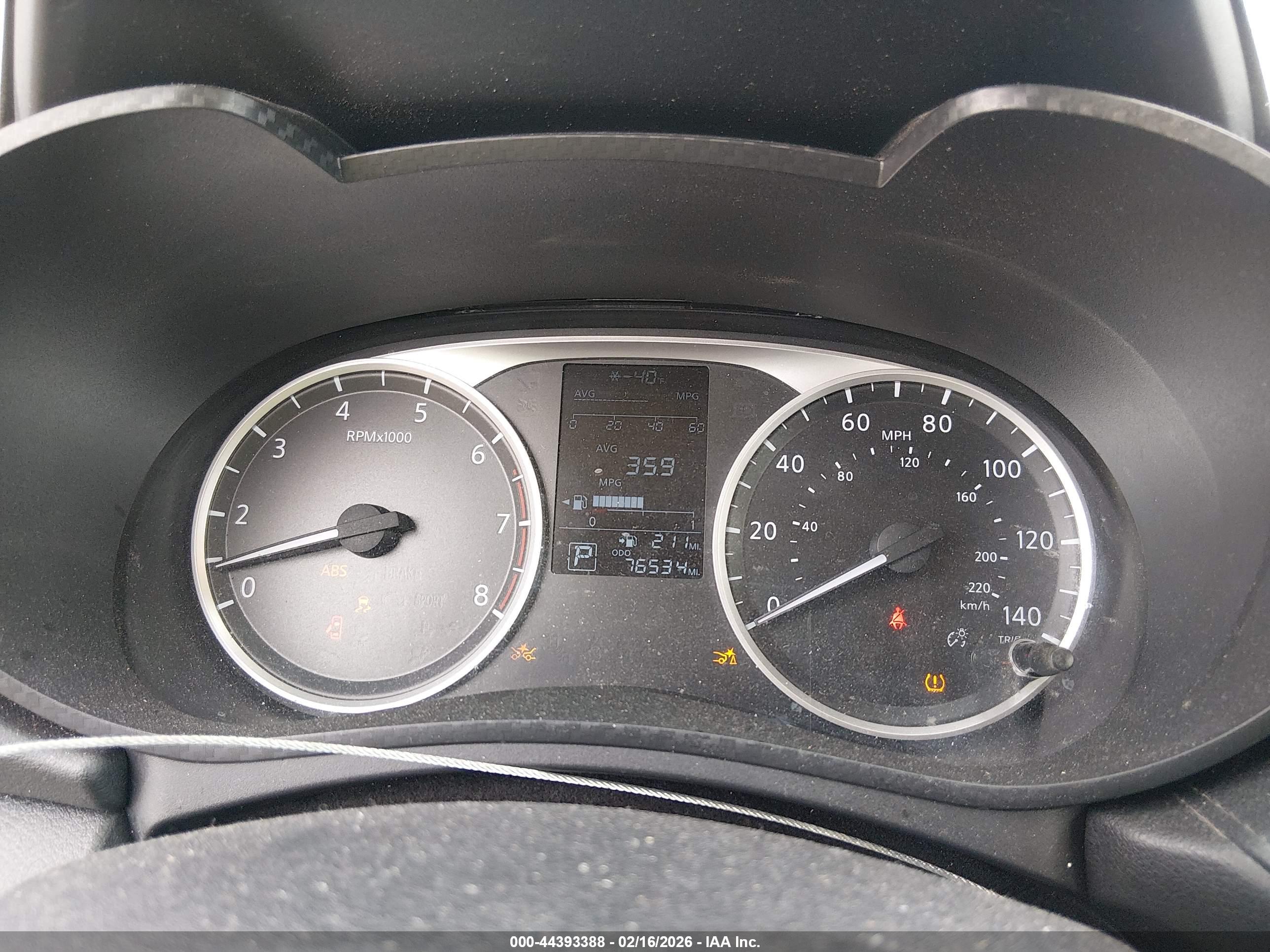 NISSAN VERSA image 7