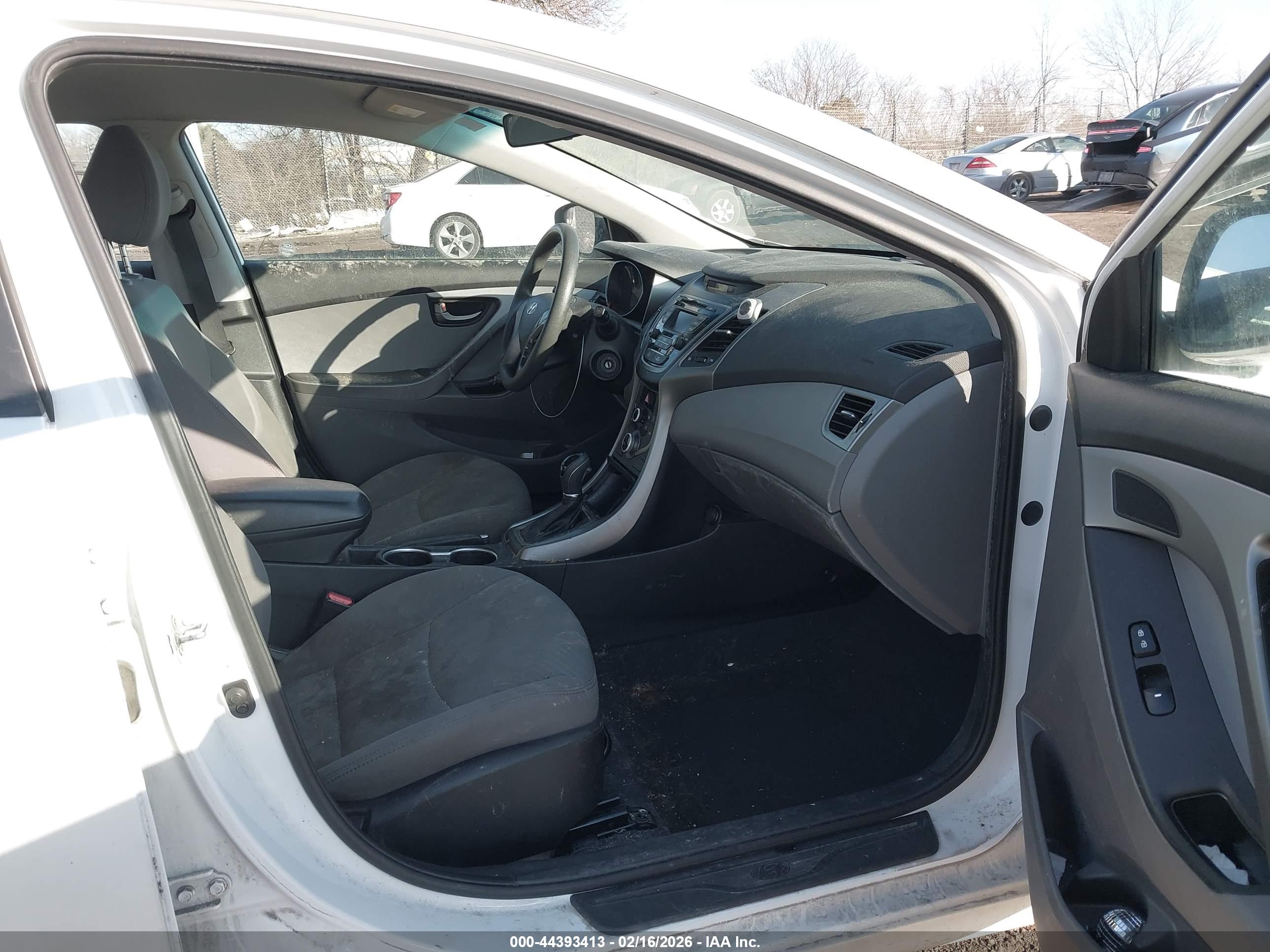 HYUNDAI ELANTRA image 5