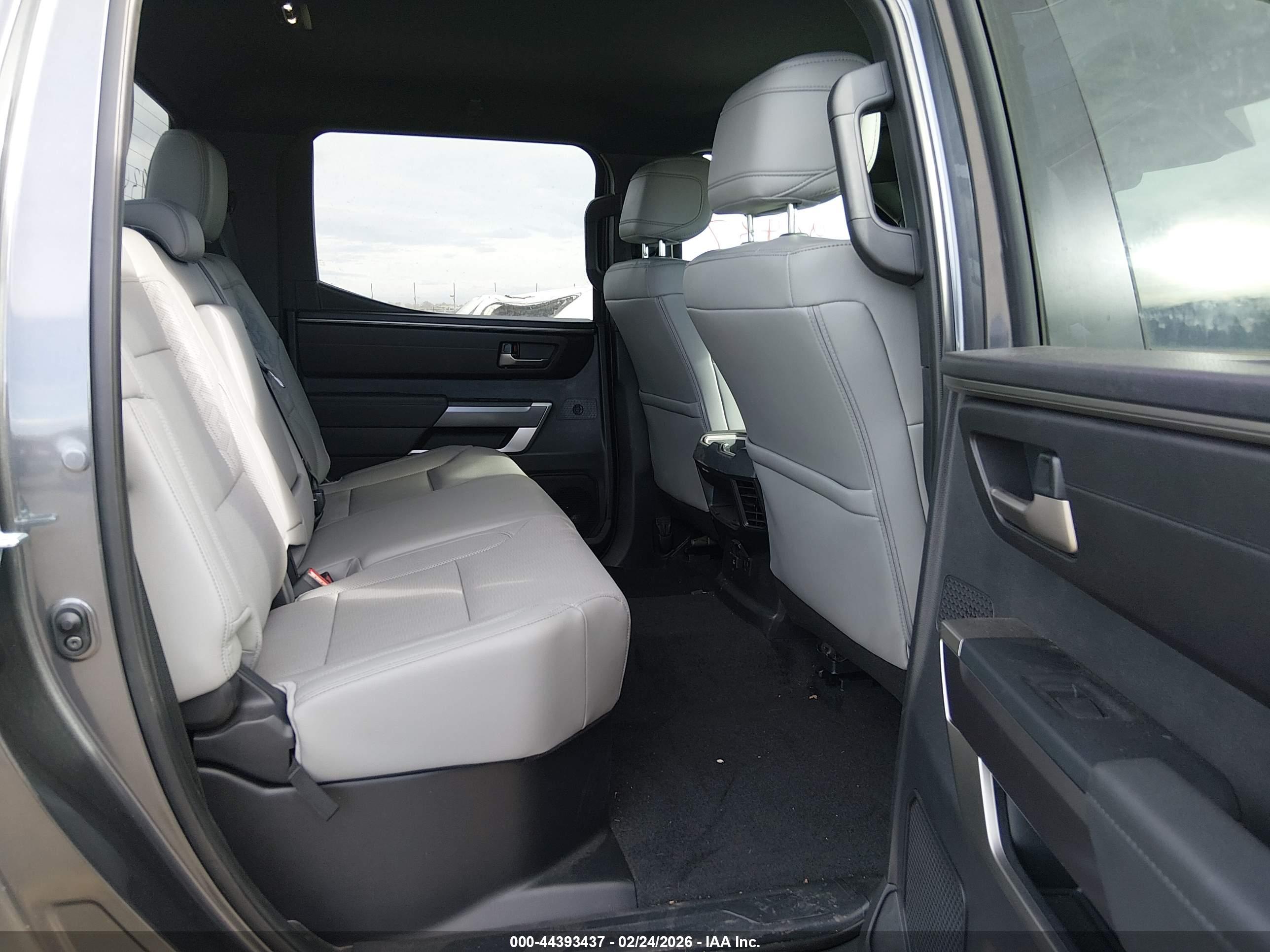 TOYOTA TUNDRA image 8