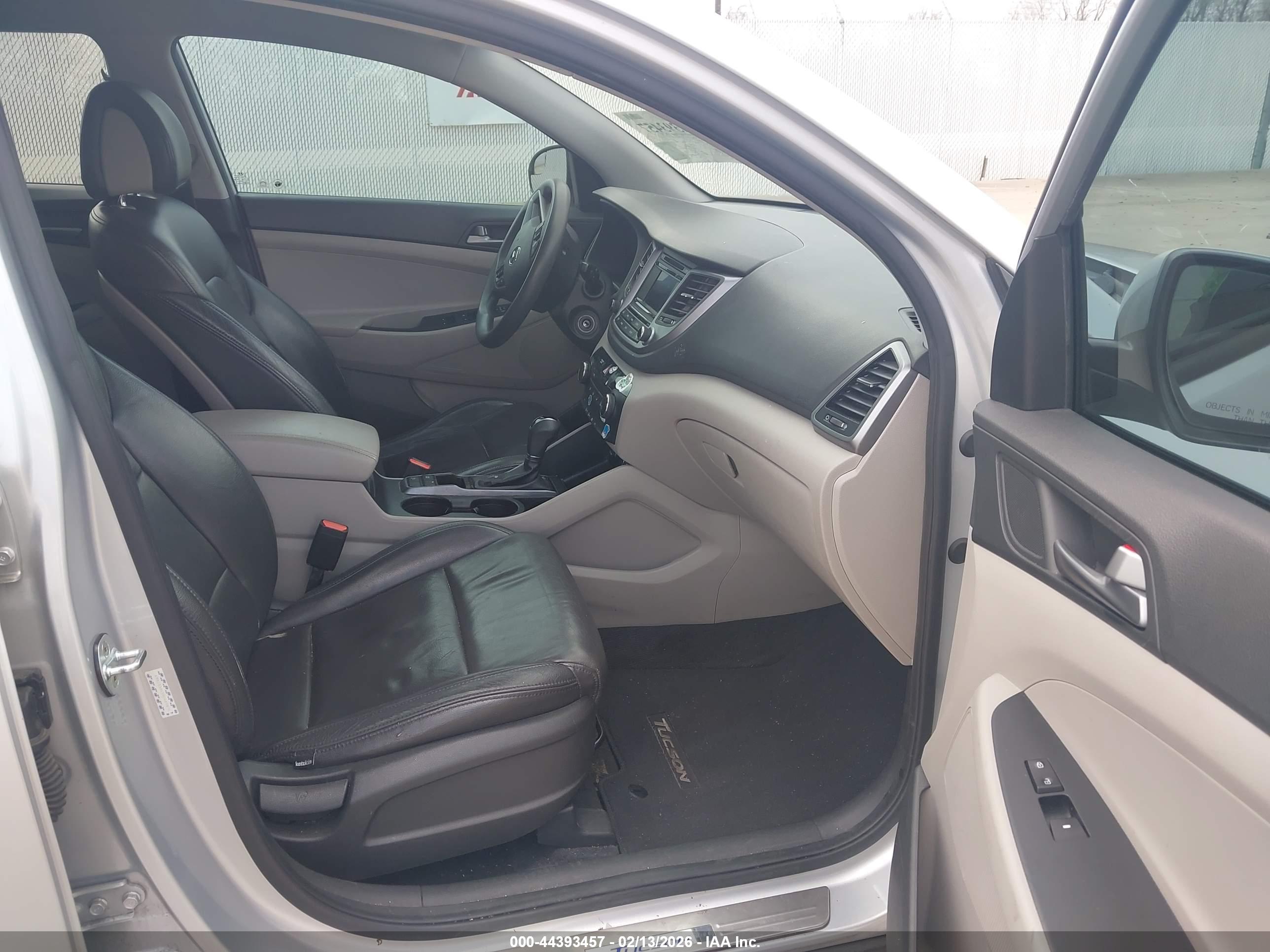HYUNDAI TUCSON image 5