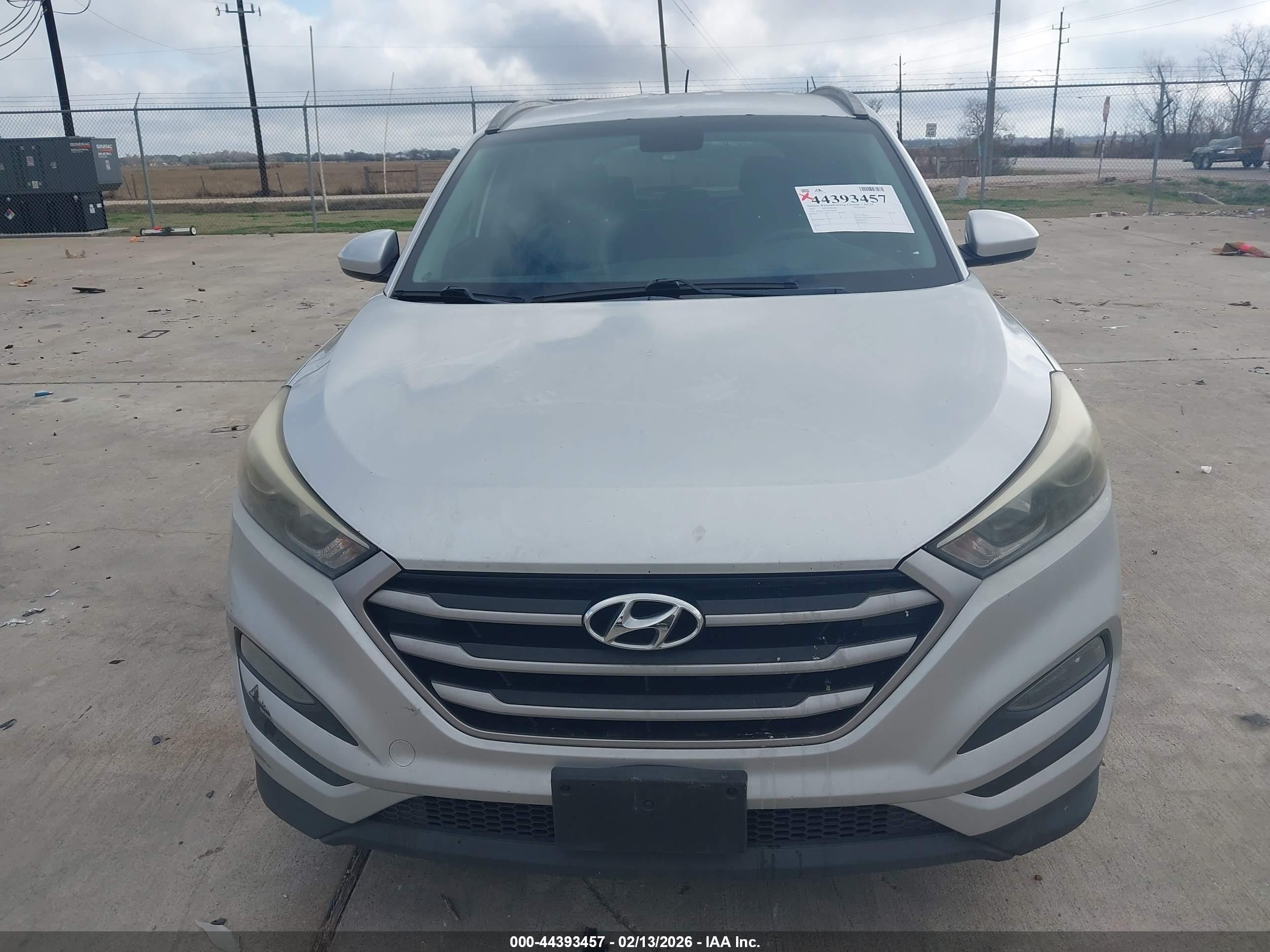 HYUNDAI TUCSON image 6
