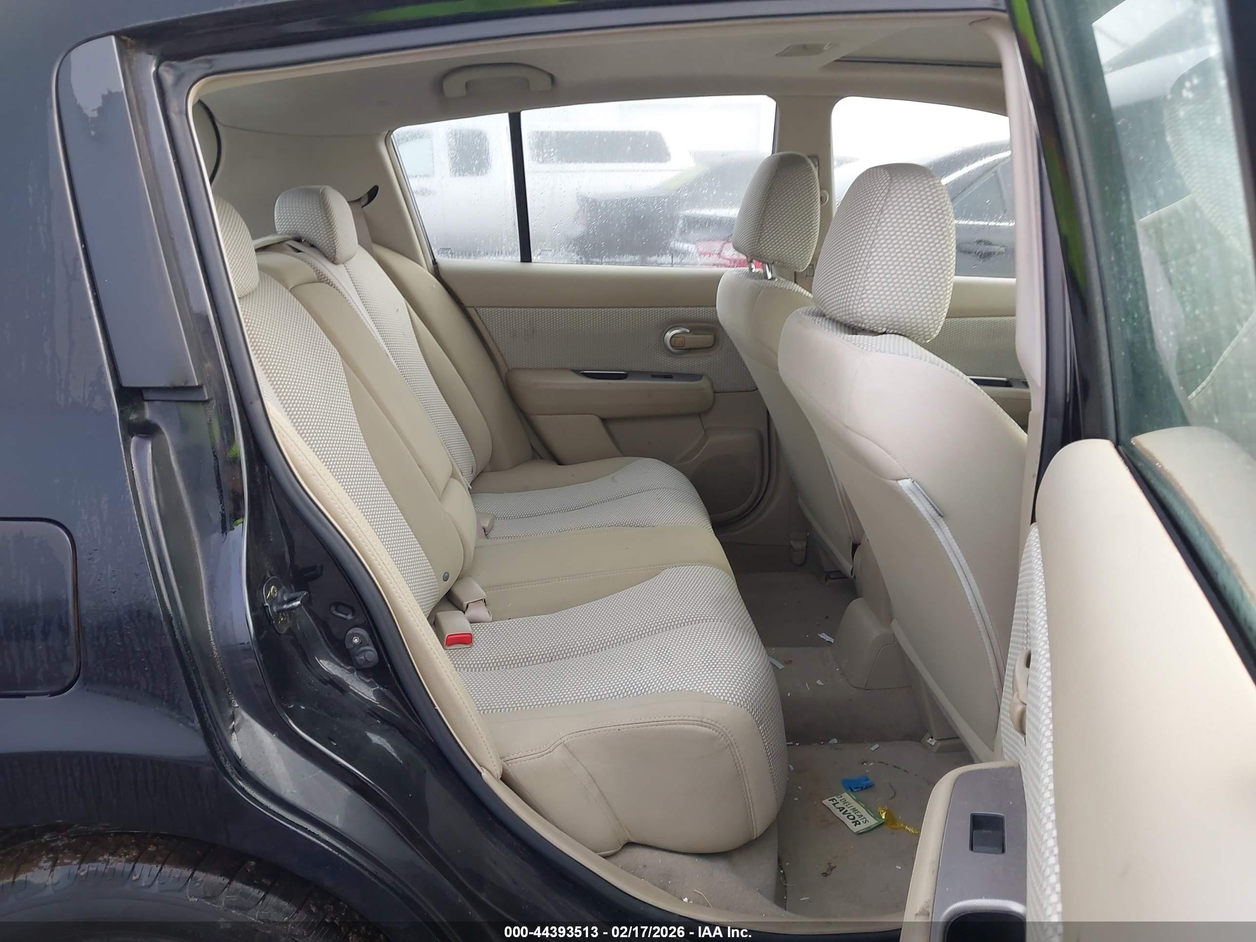 NISSAN VERSA image 8