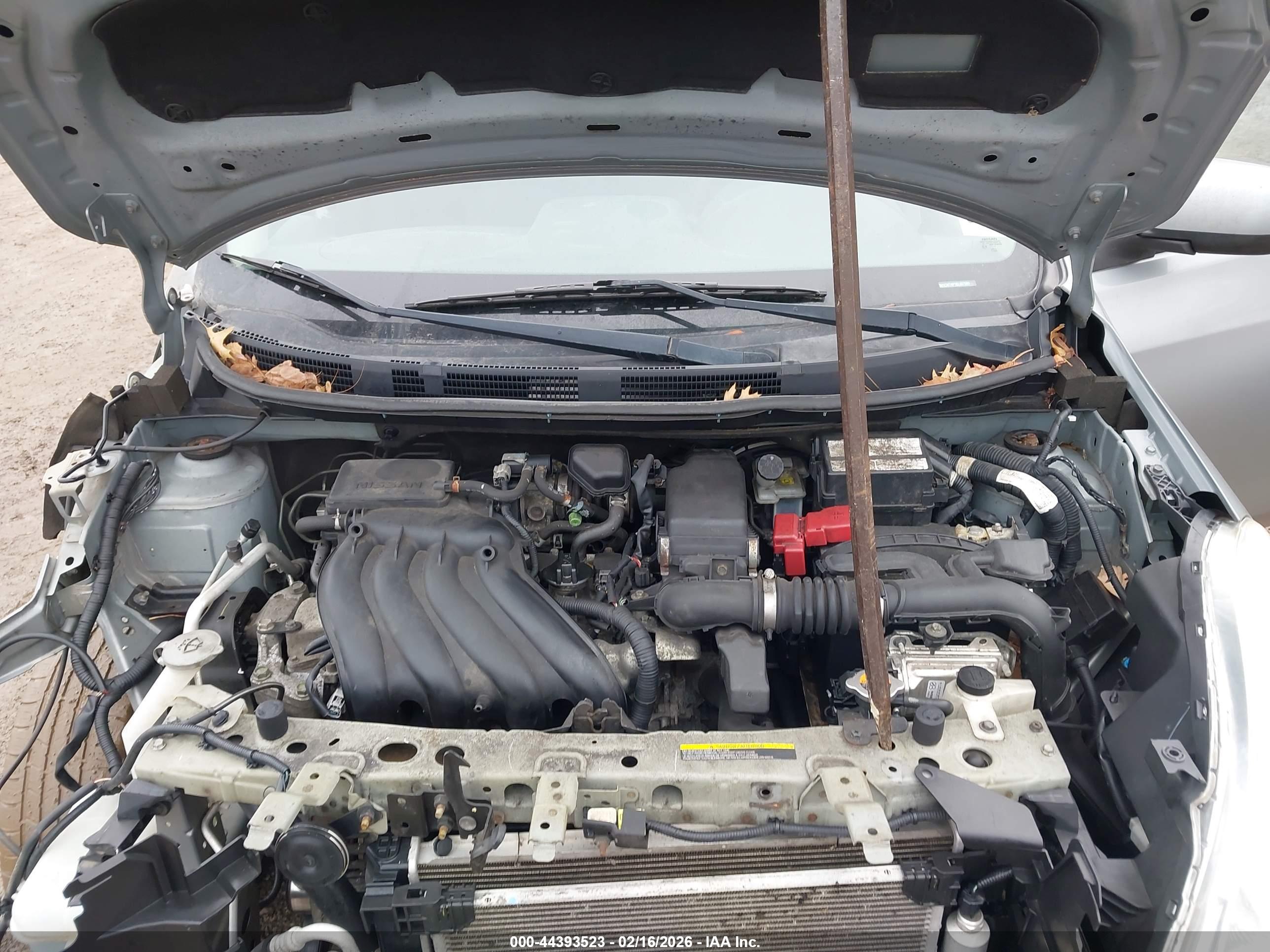 NISSAN VERSA image 10