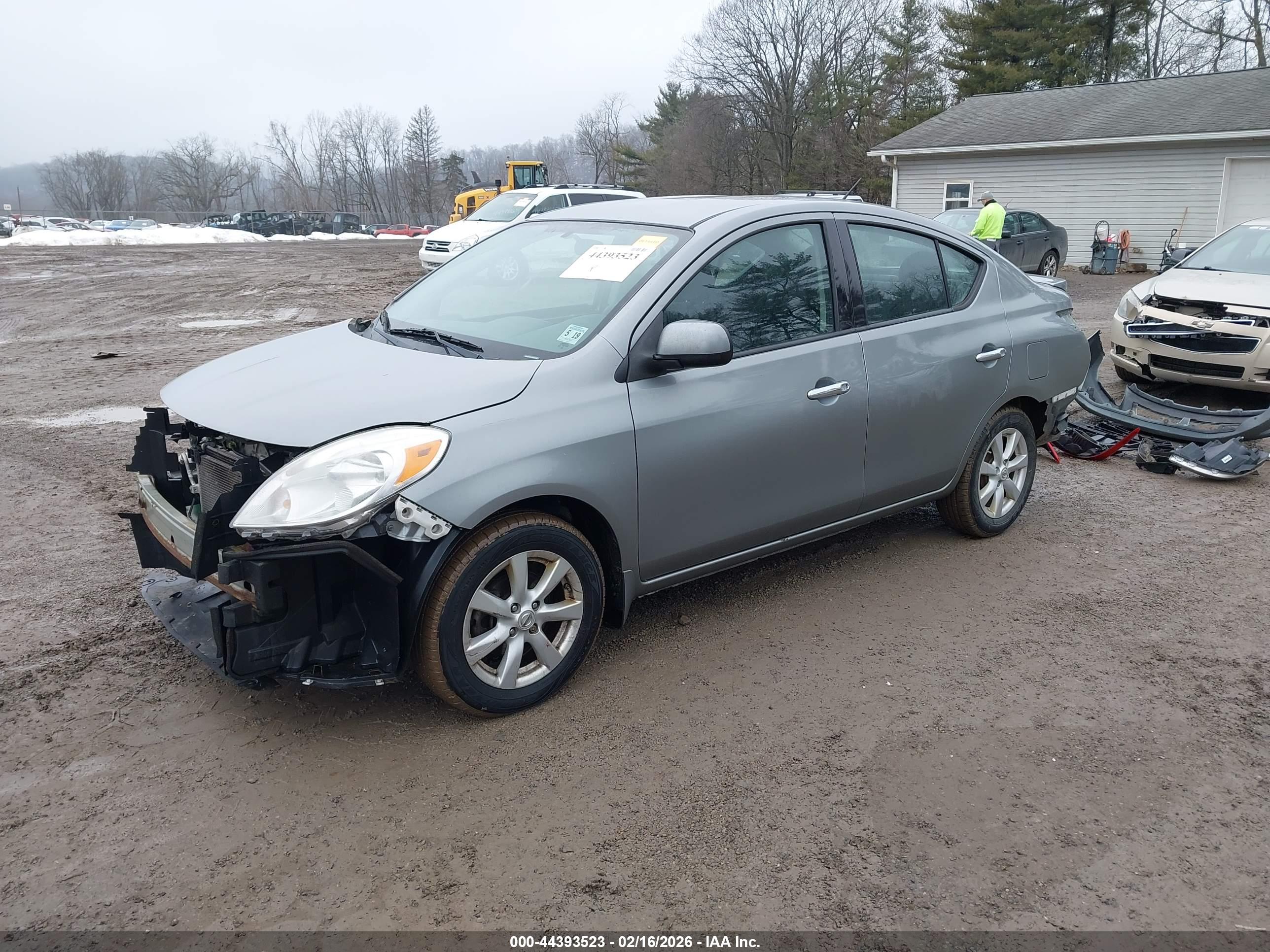 NISSAN VERSA image 2