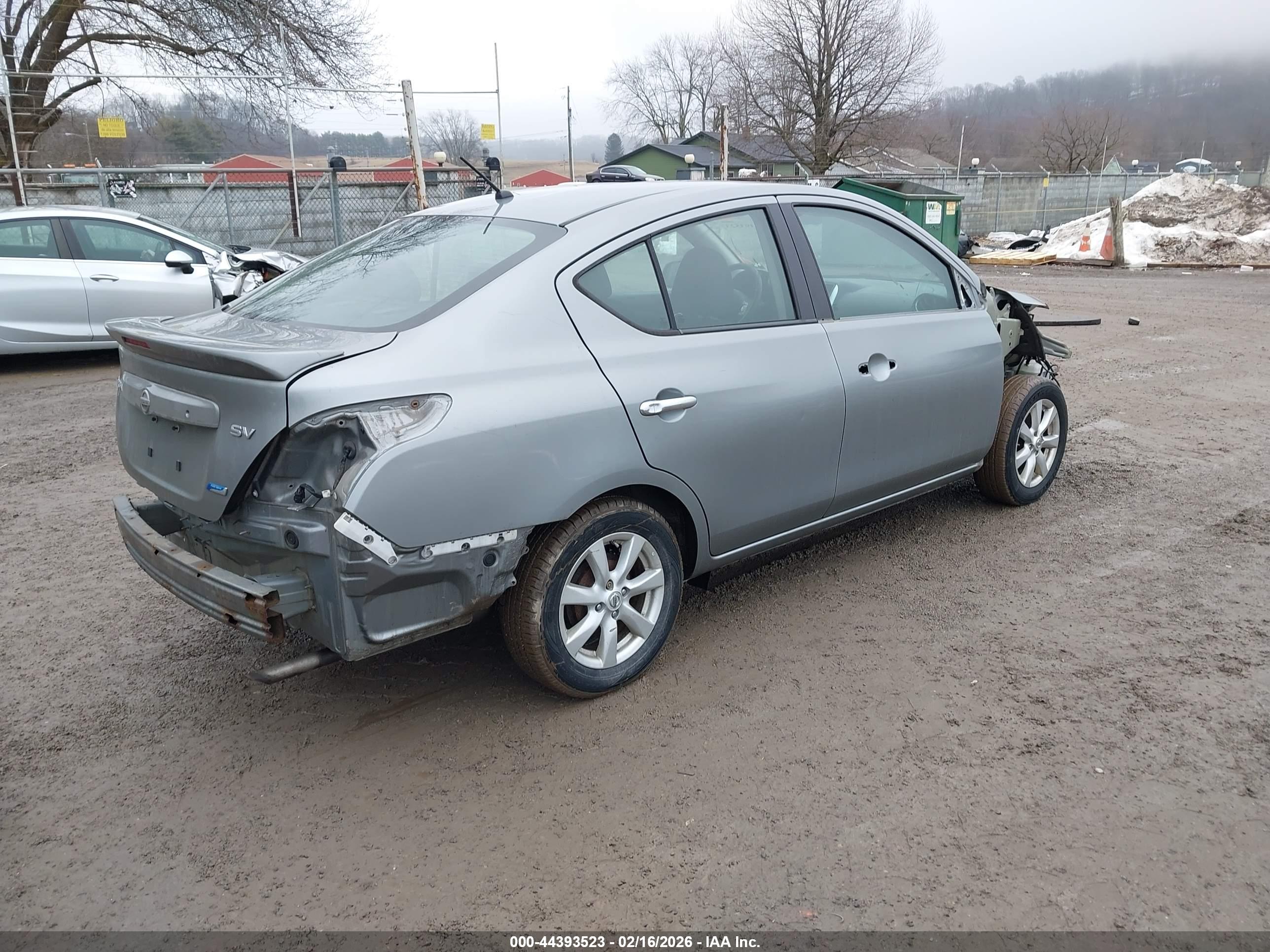 NISSAN VERSA image 4