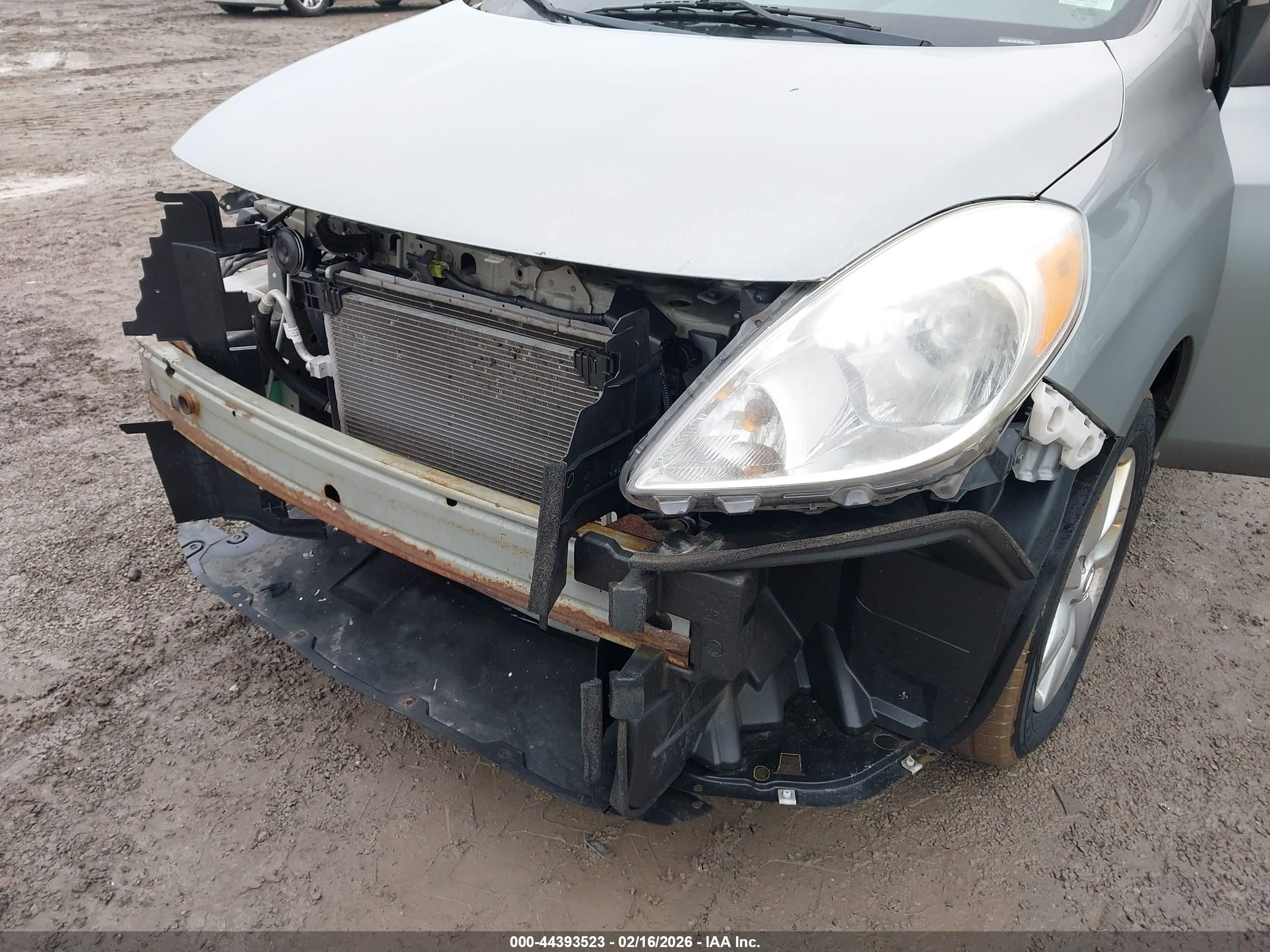 NISSAN VERSA image 6
