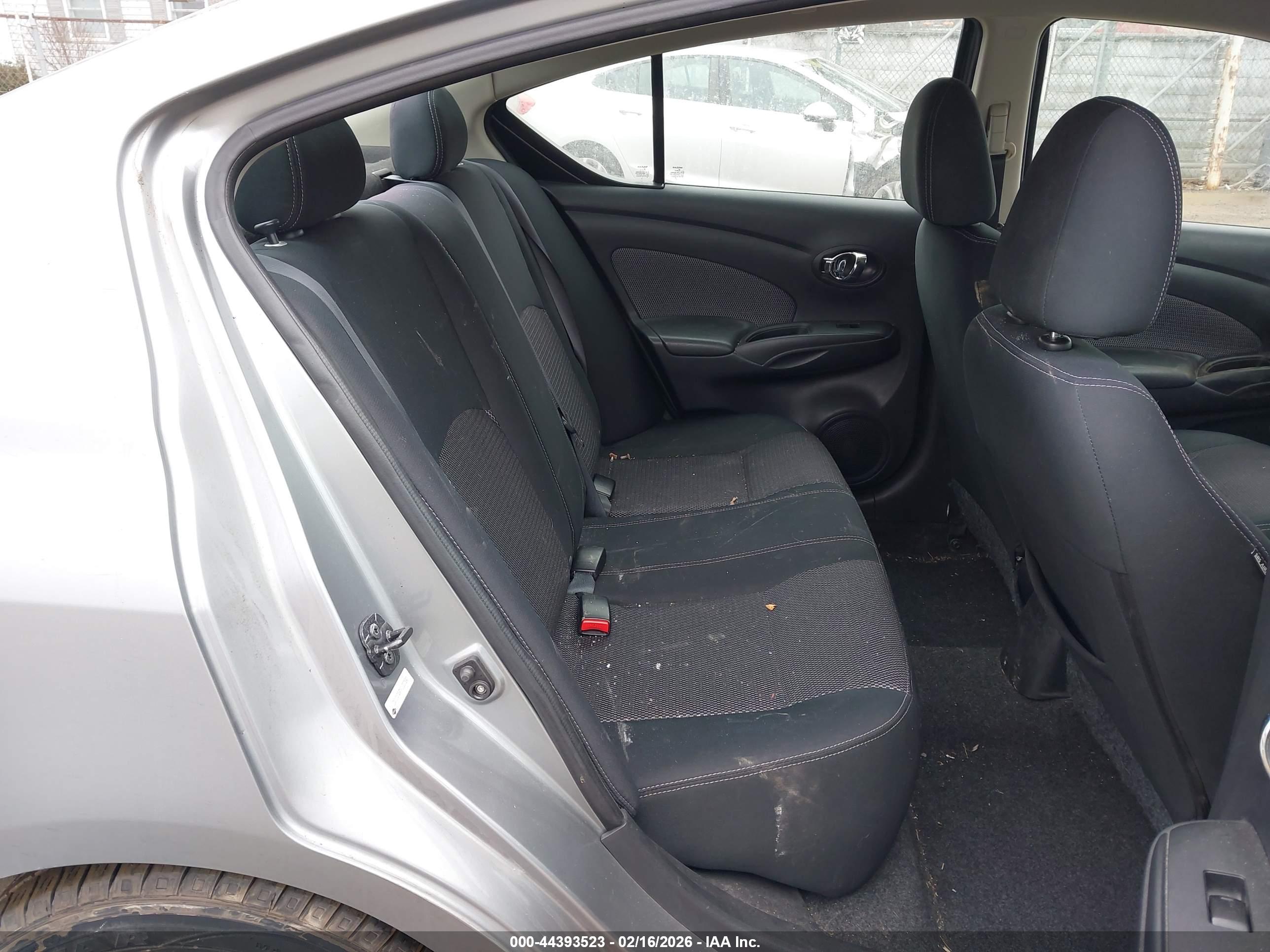NISSAN VERSA image 8