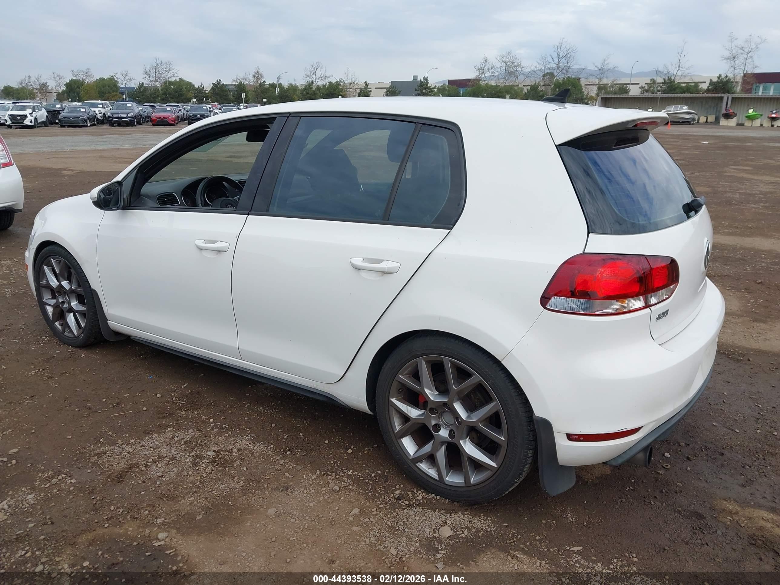 VOLKSWAGEN GTI image 3