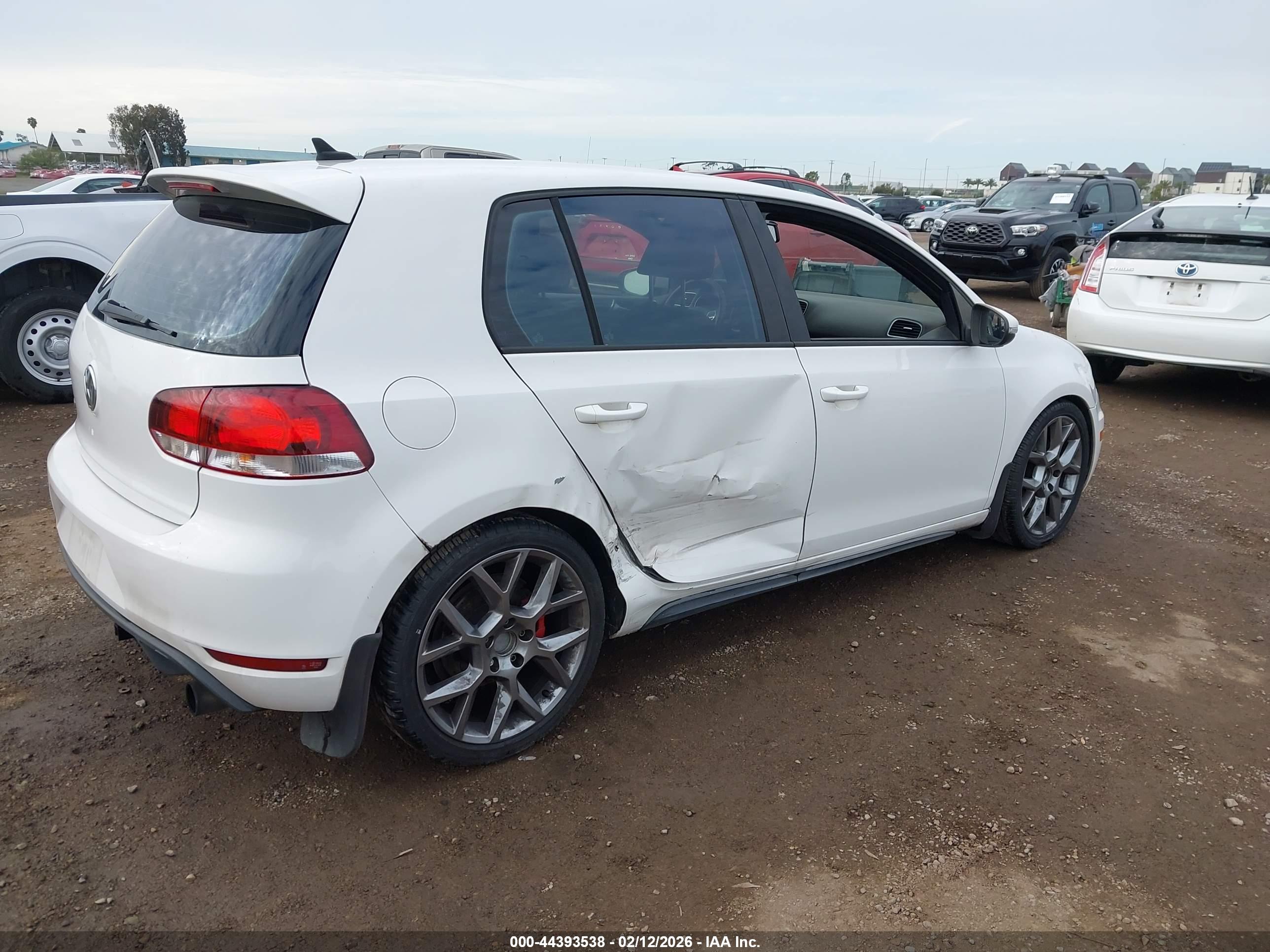 VOLKSWAGEN GTI image 4