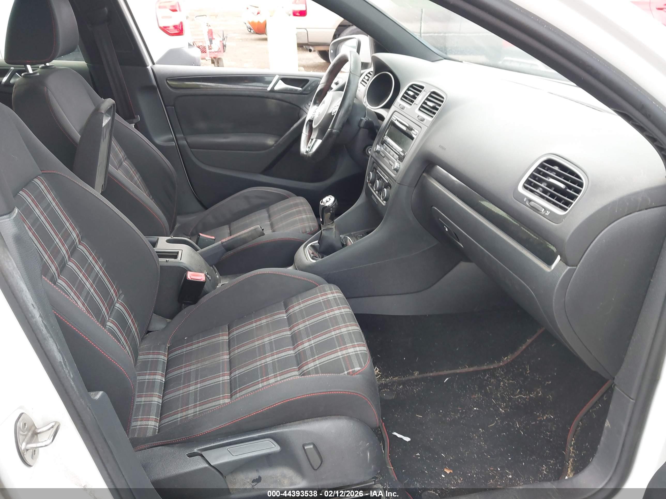 VOLKSWAGEN GTI image 5
