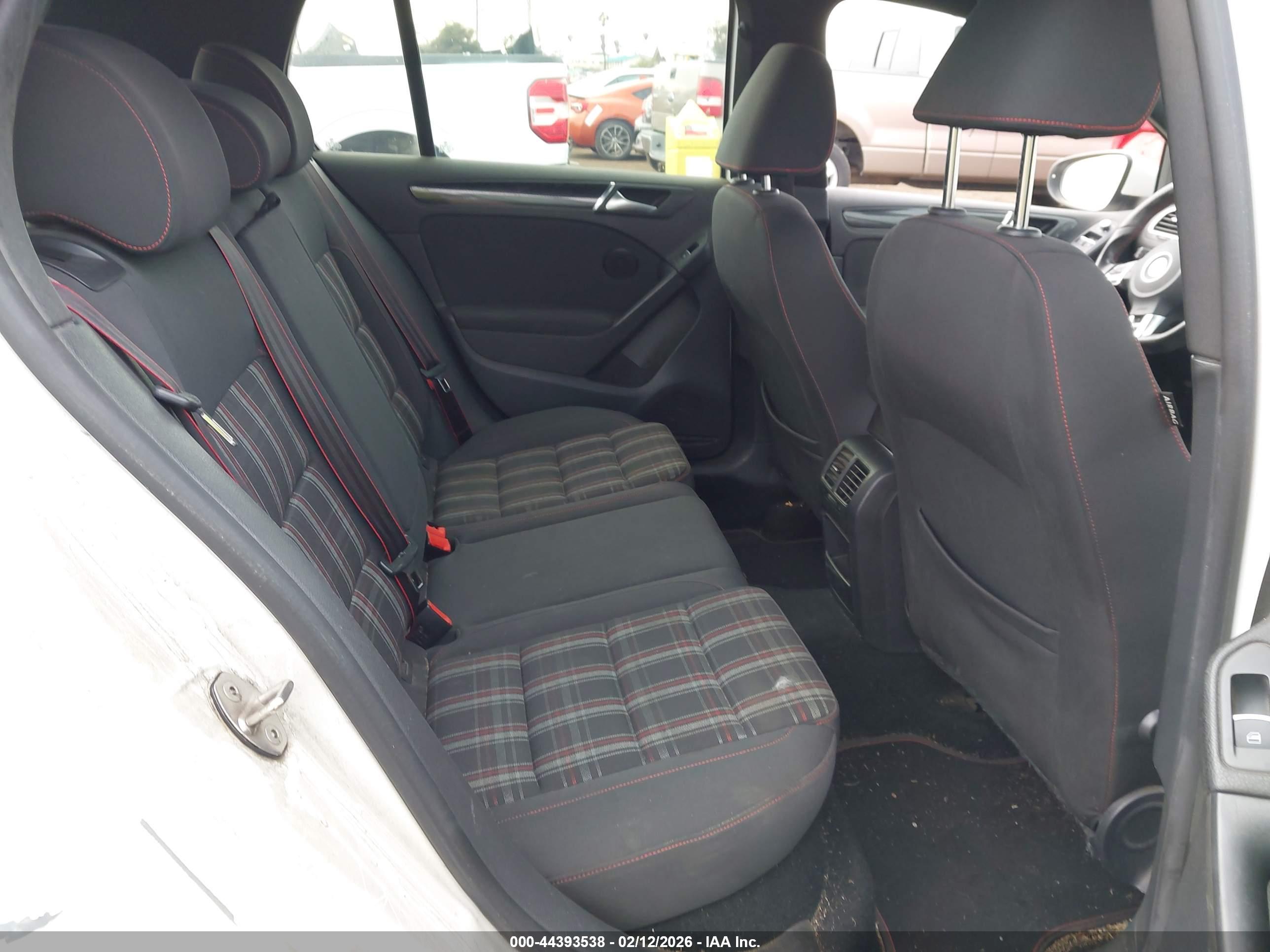 VOLKSWAGEN GTI image 8