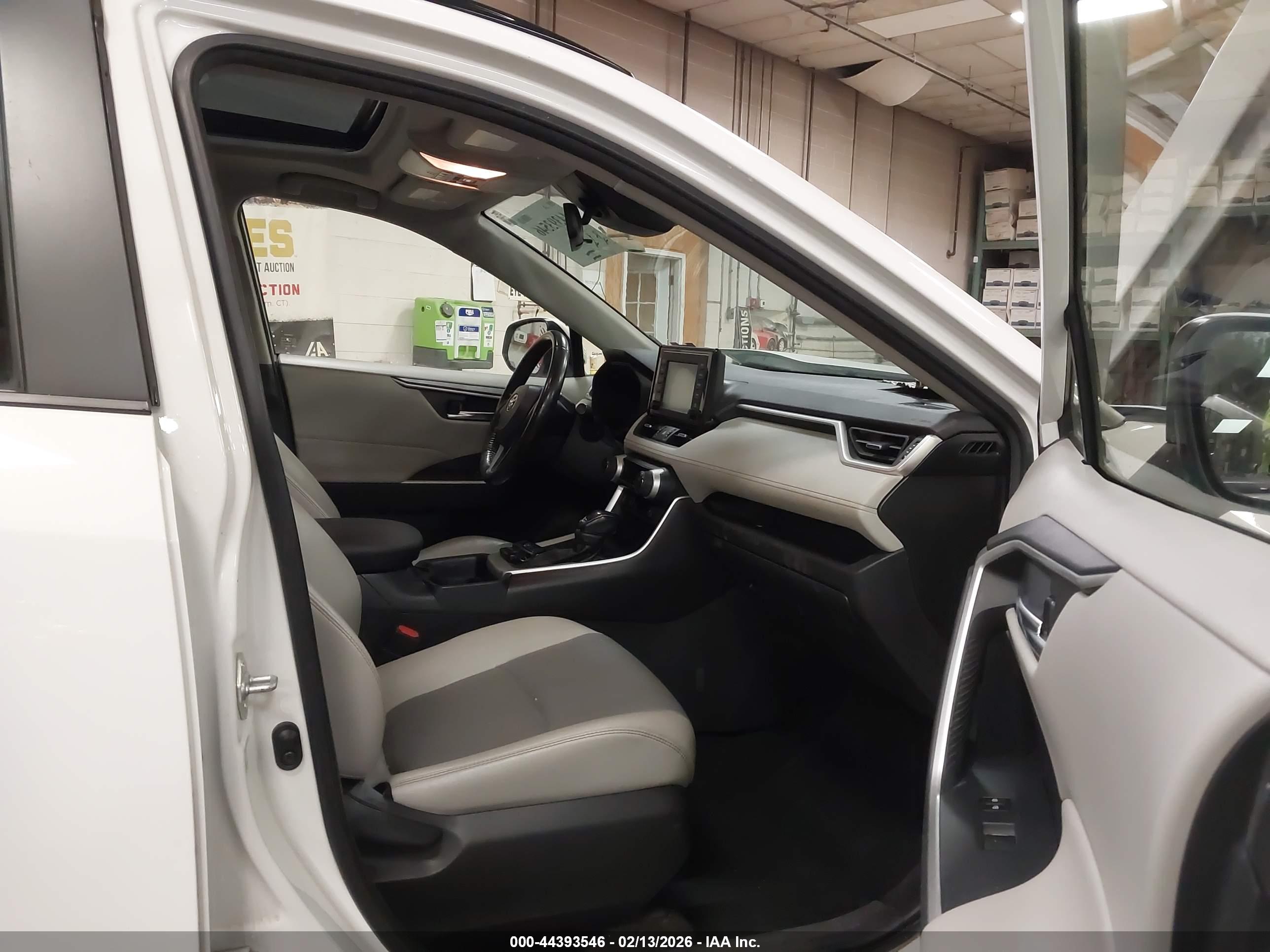 TOYOTA RAV4 image 5
