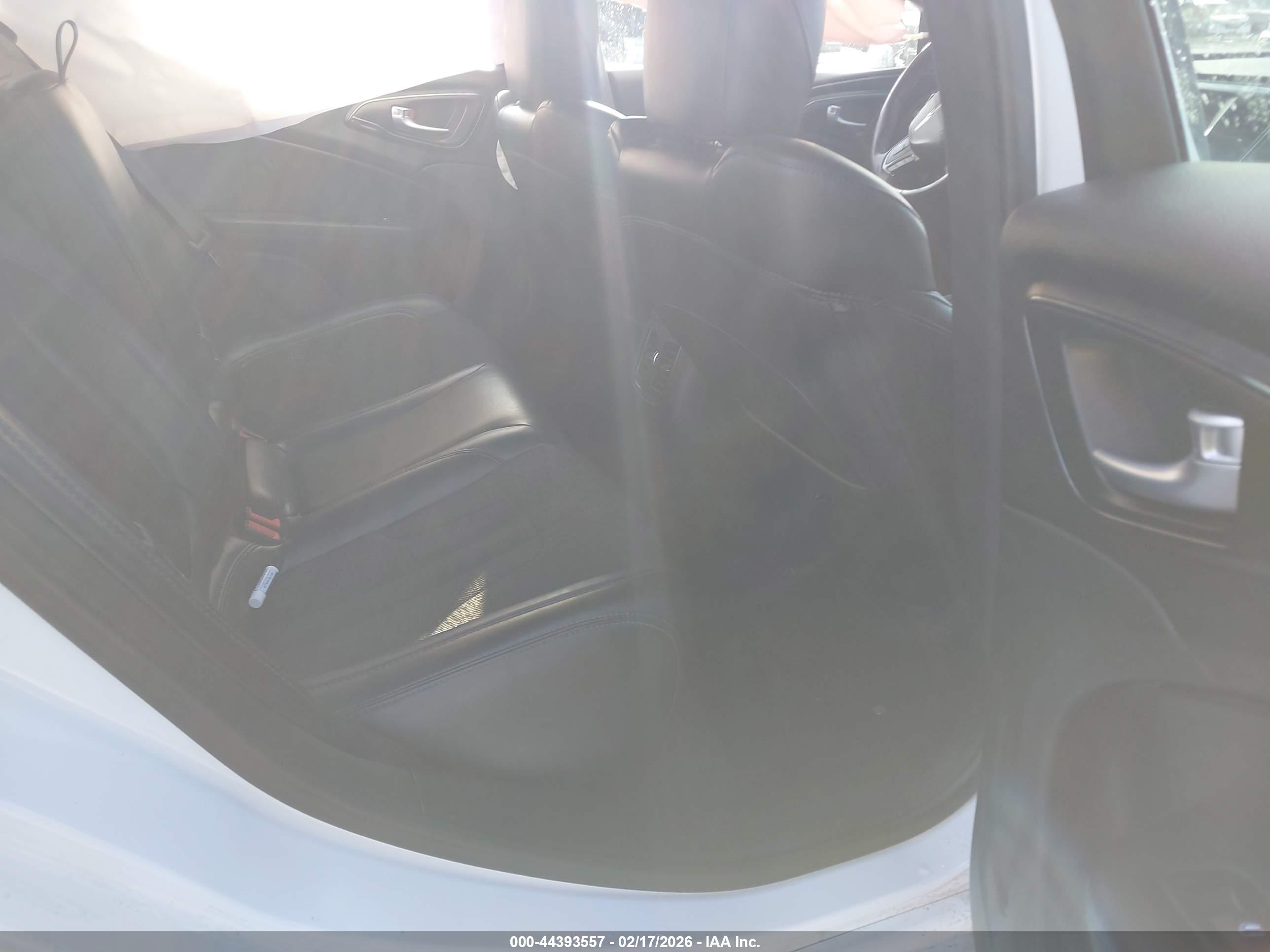 CHRYSLER 200 image 8