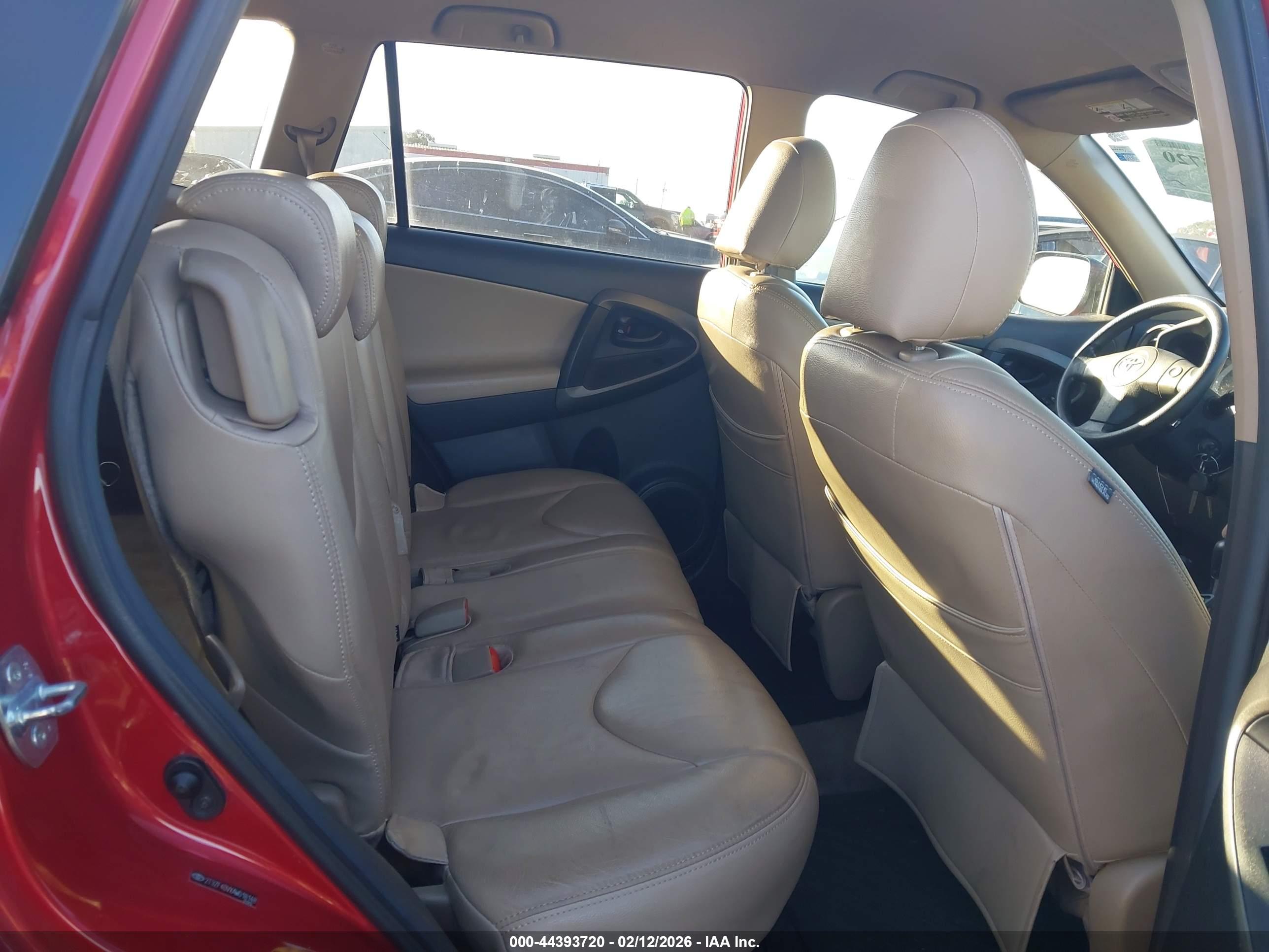 TOYOTA RAV4 image 8