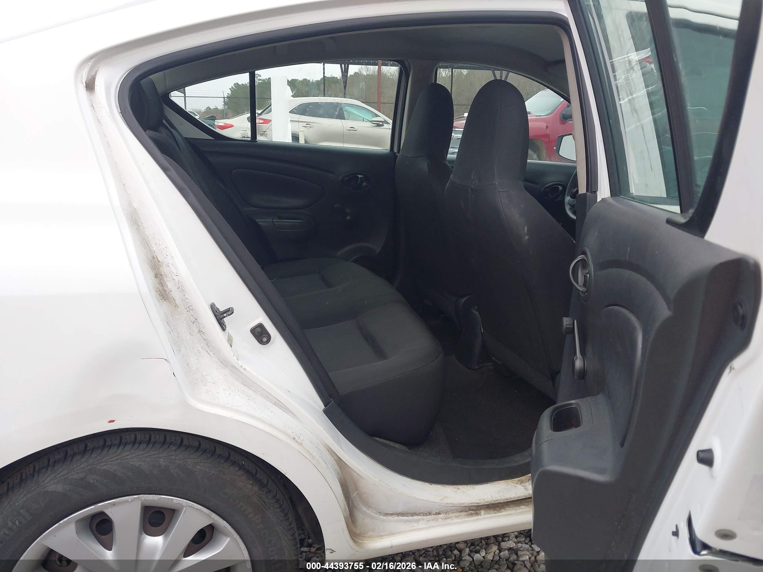 NISSAN VERSA image 8