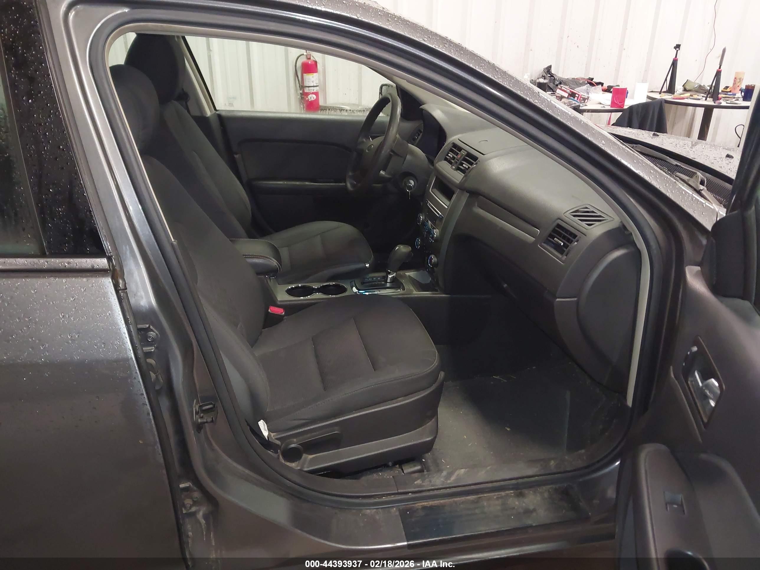 FORD FUSION image 5