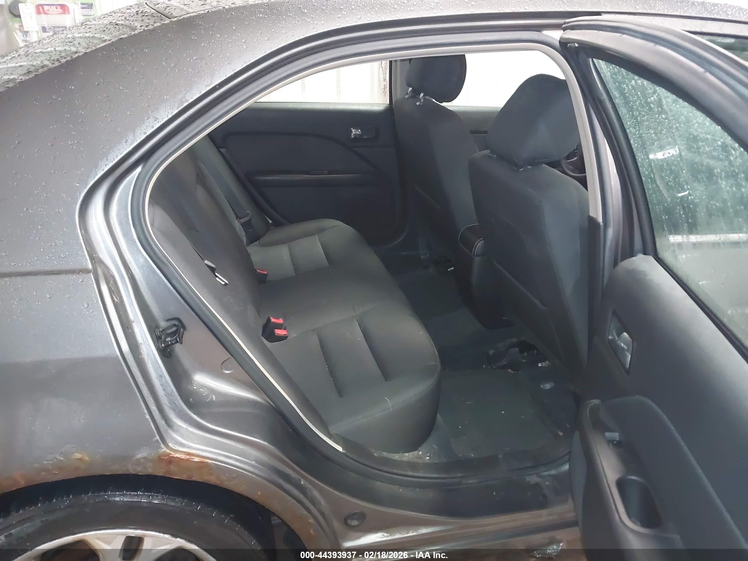 FORD FUSION image 8