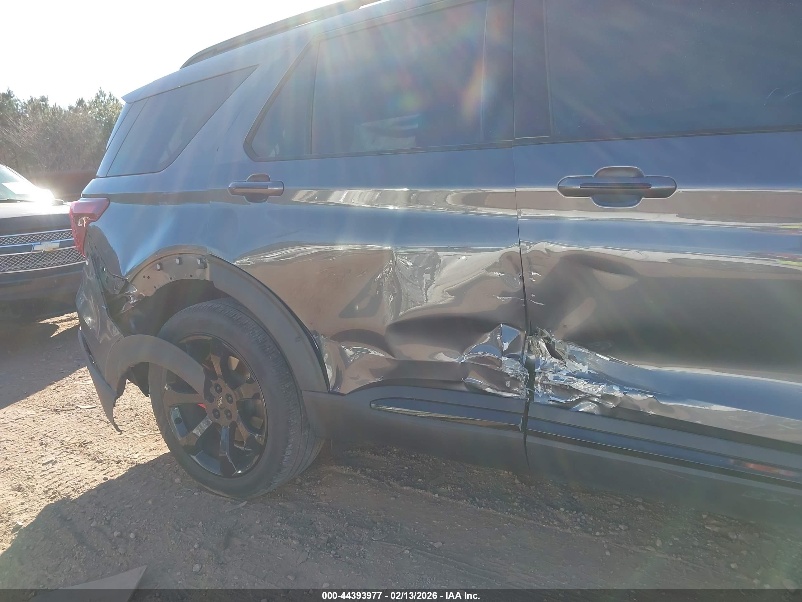 FORD EXPLORER image 6