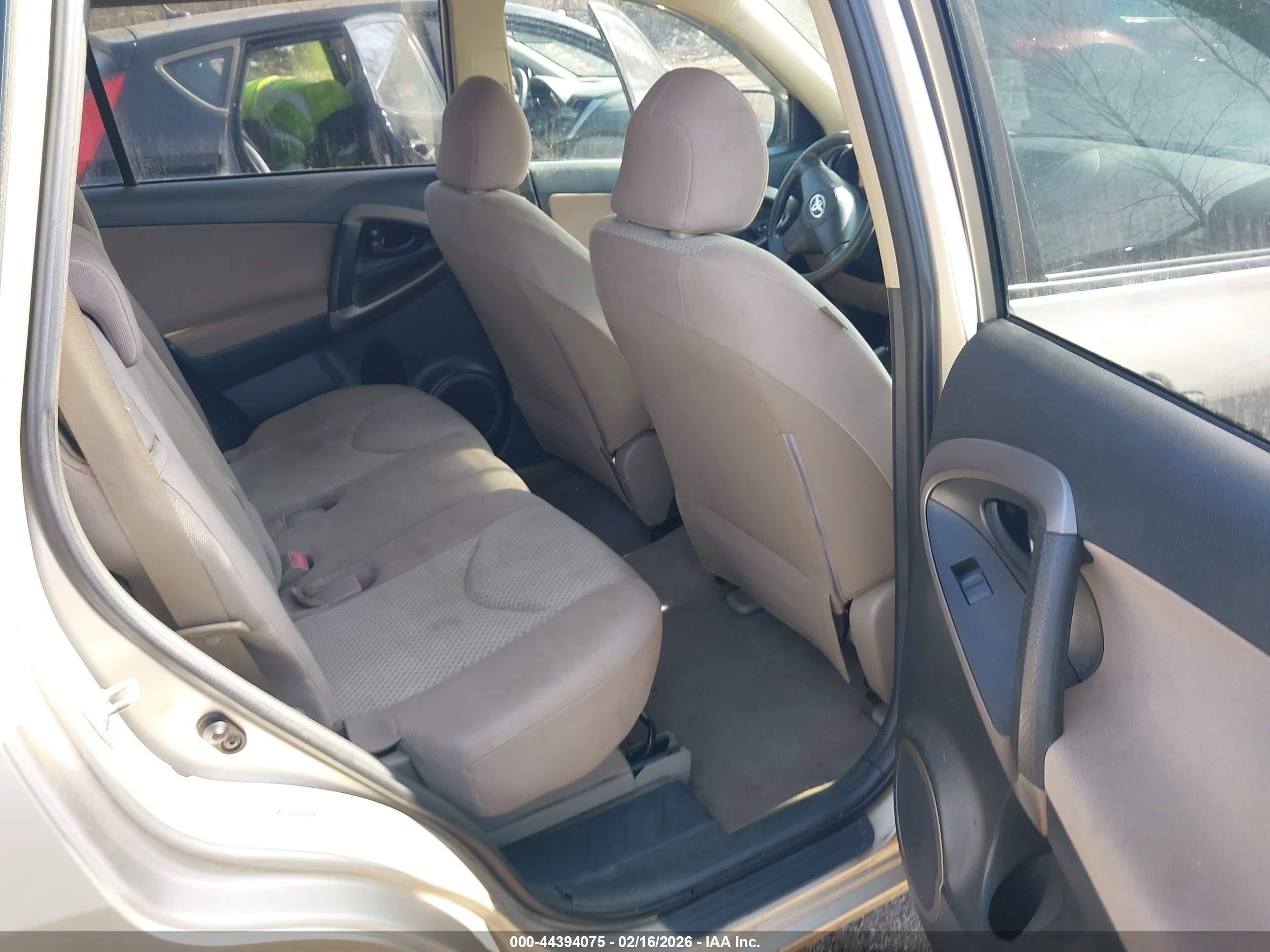 TOYOTA RAV4 image 8