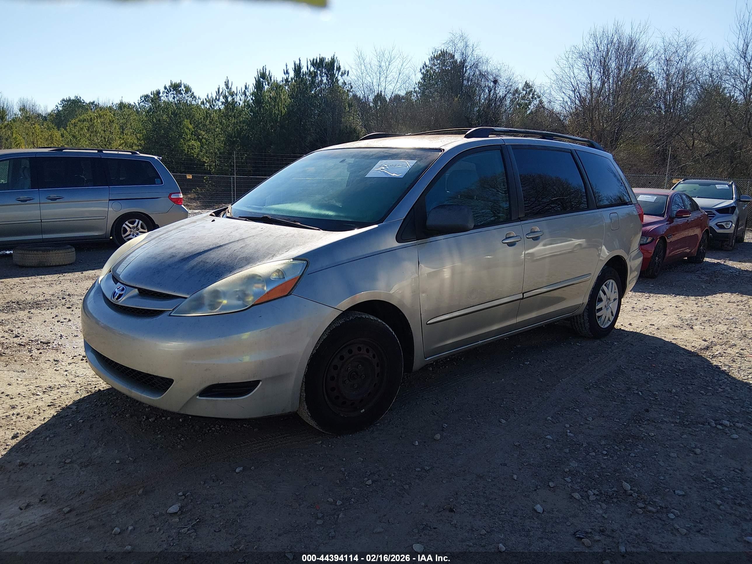 TOYOTA SIENNA image 2