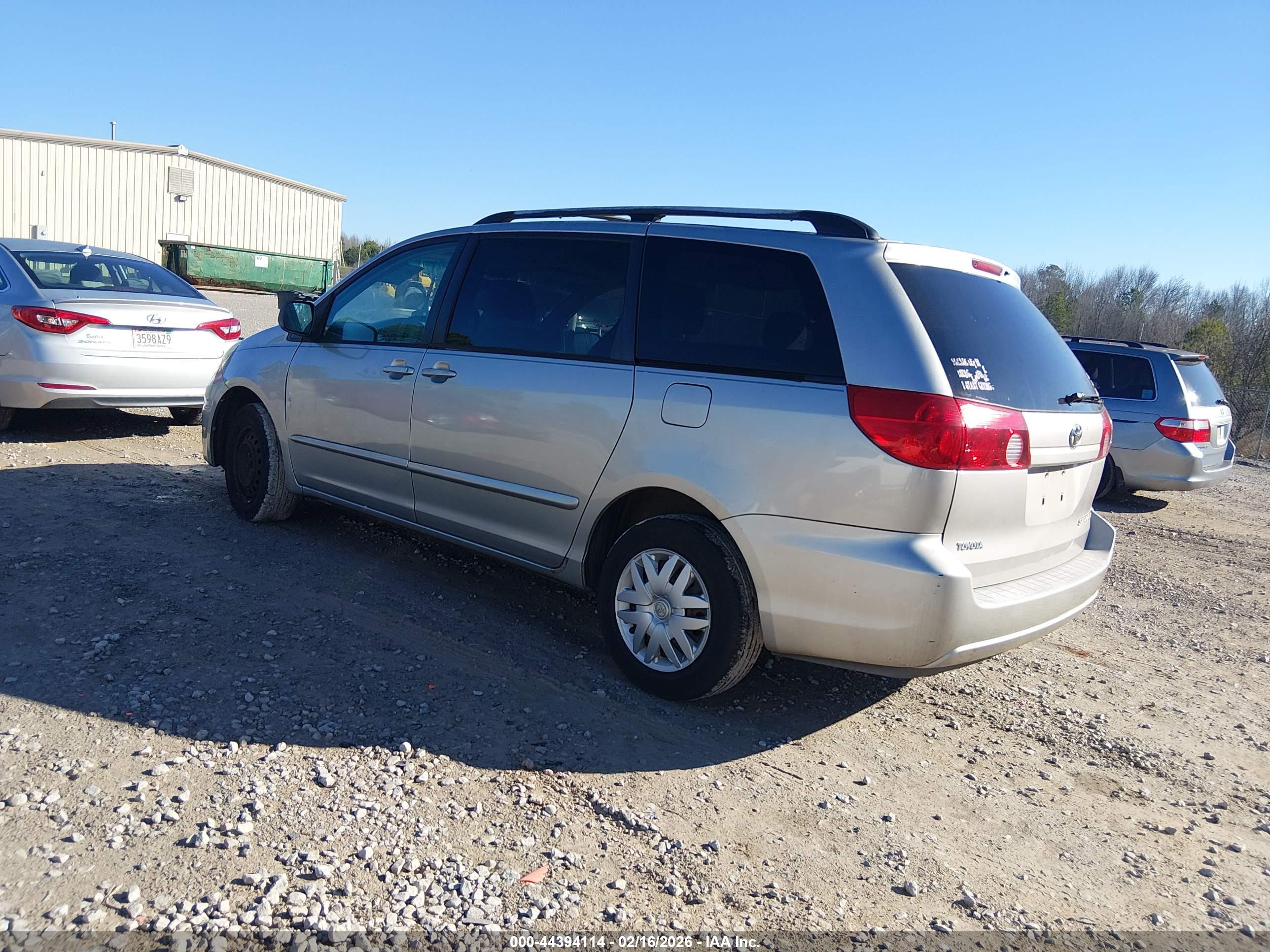 TOYOTA SIENNA image 3