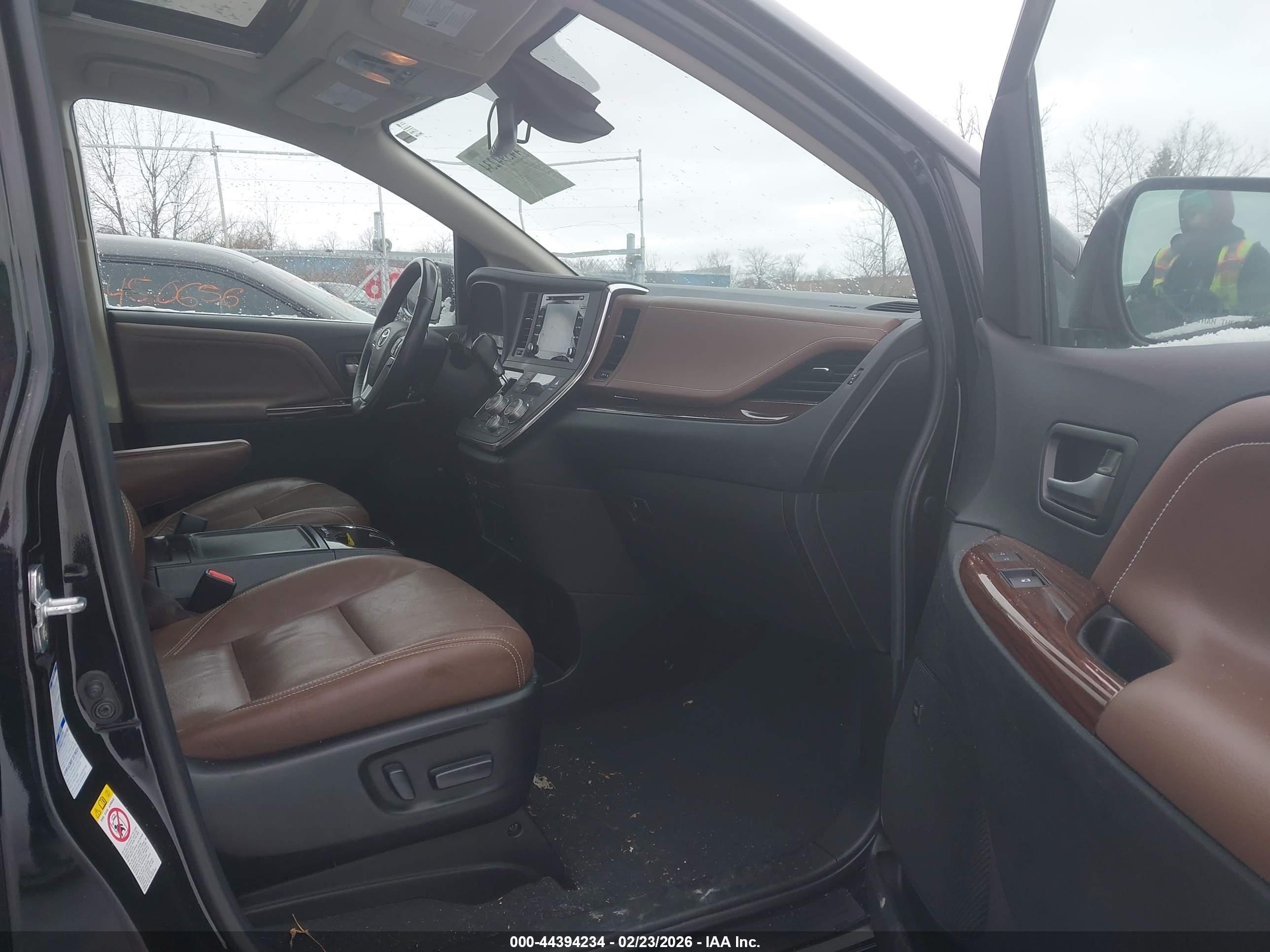 TOYOTA SIENNA image 5
