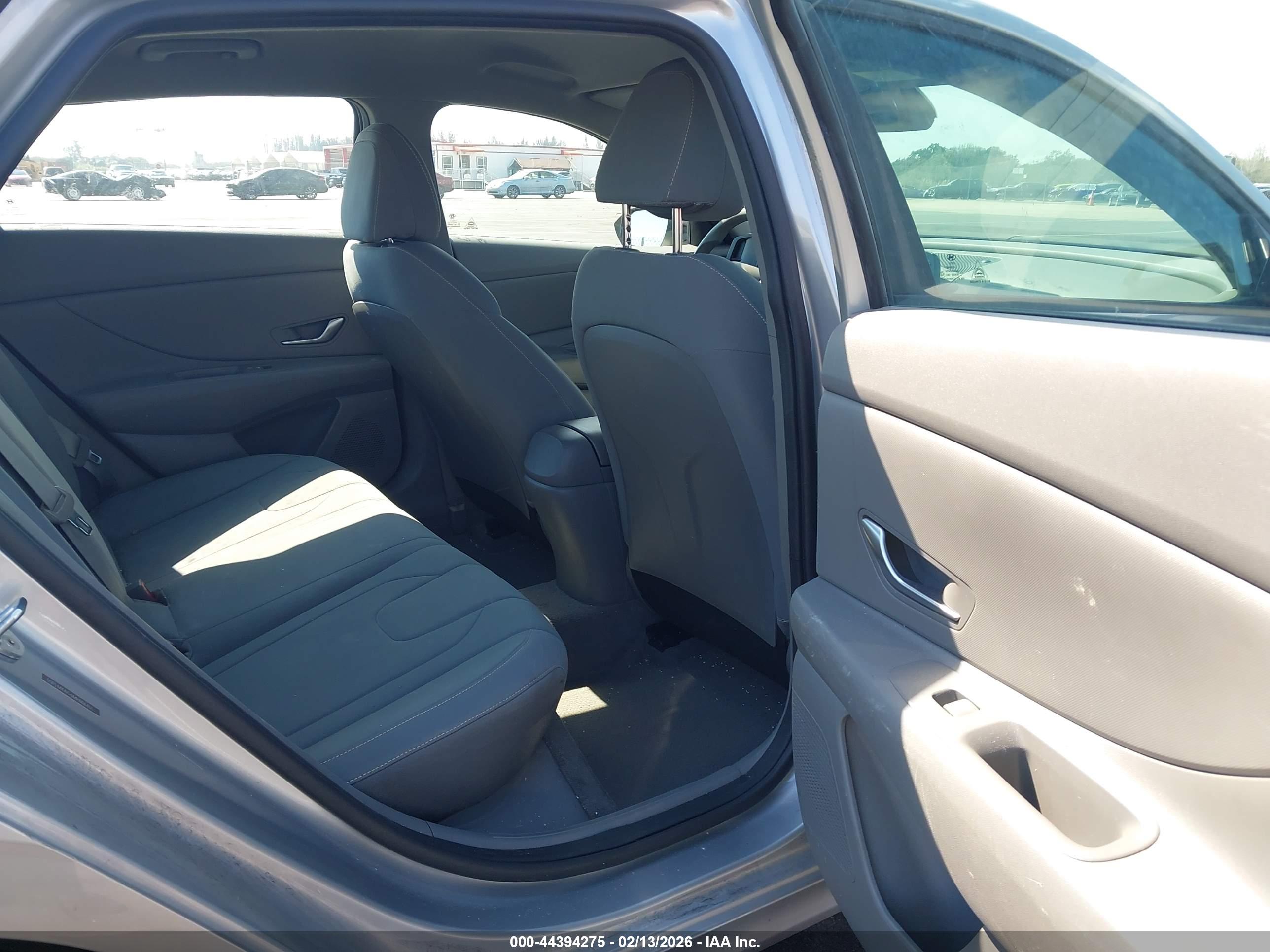 HYUNDAI ELANTRA image 8