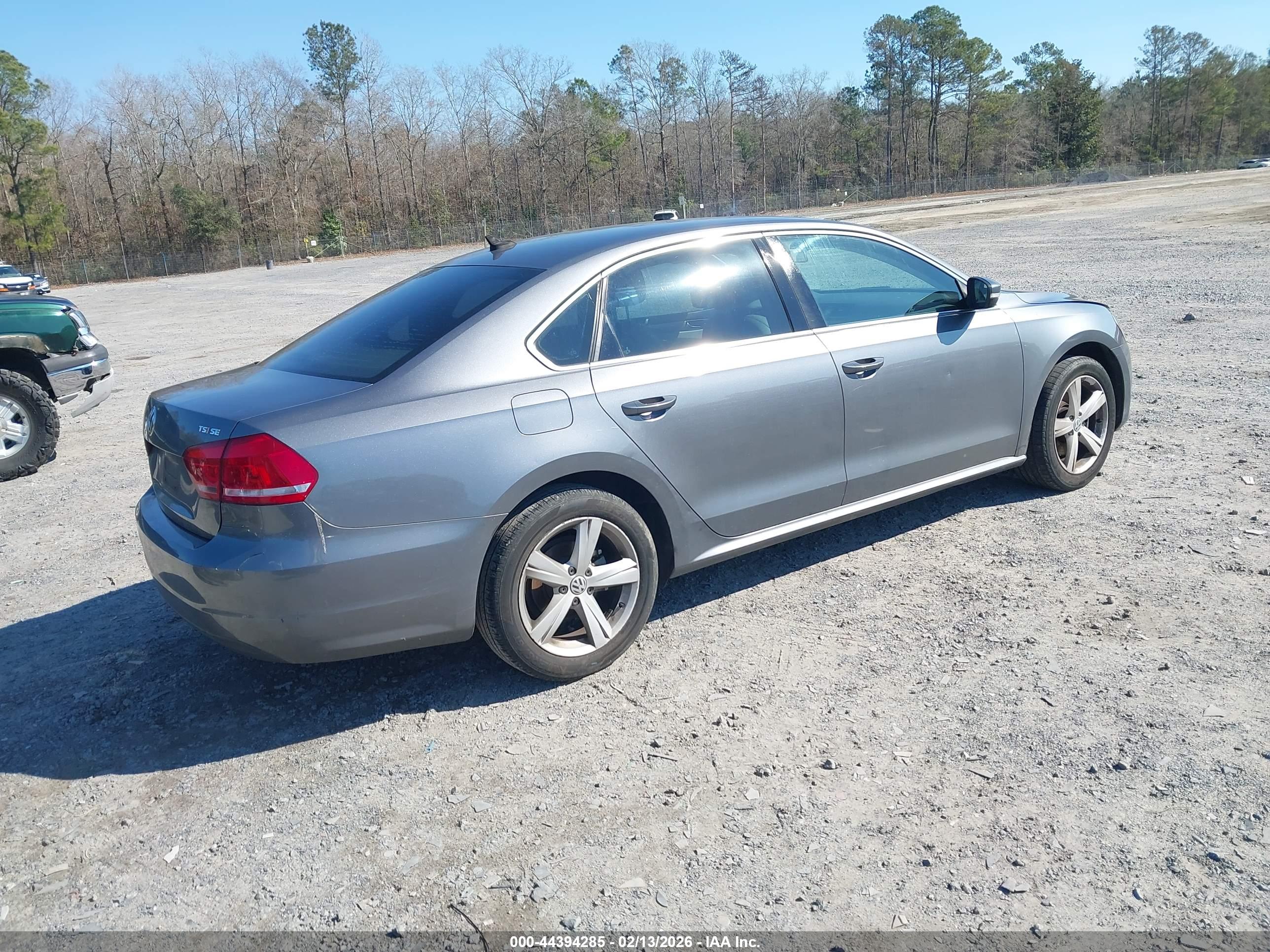 VOLKSWAGEN PASSAT image 4