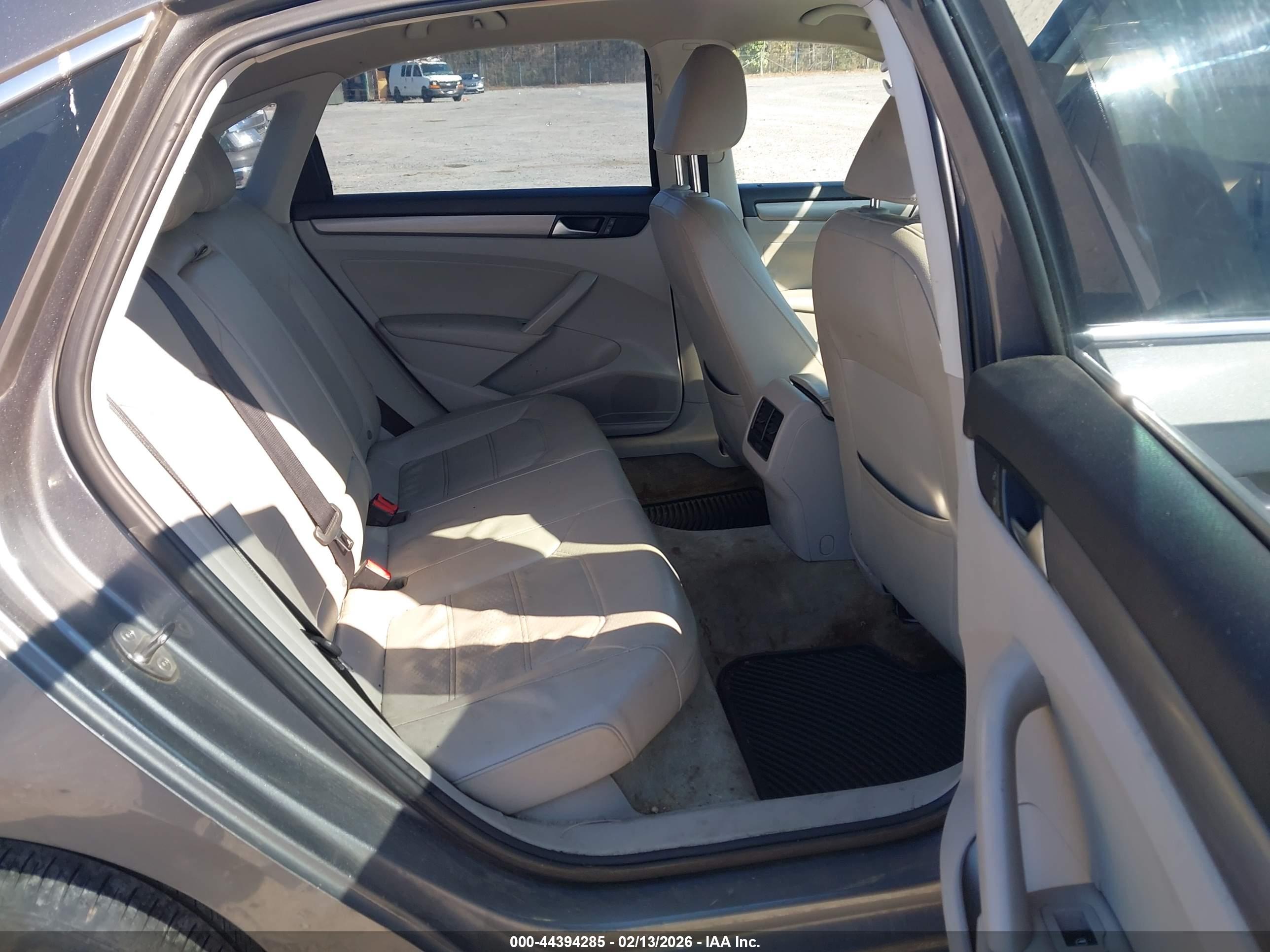 VOLKSWAGEN PASSAT image 8