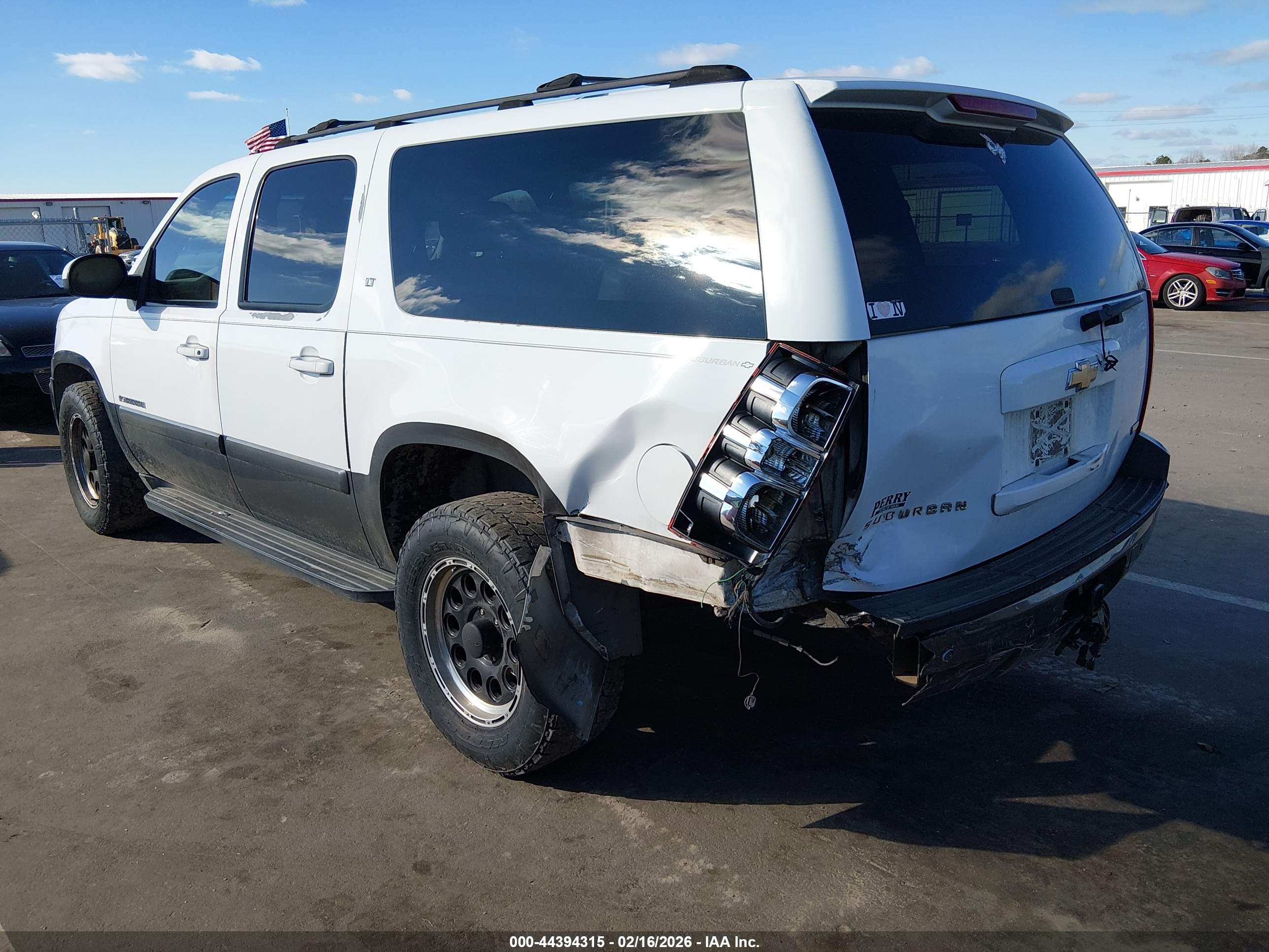 CHEVROLET SUBURBAN image 3