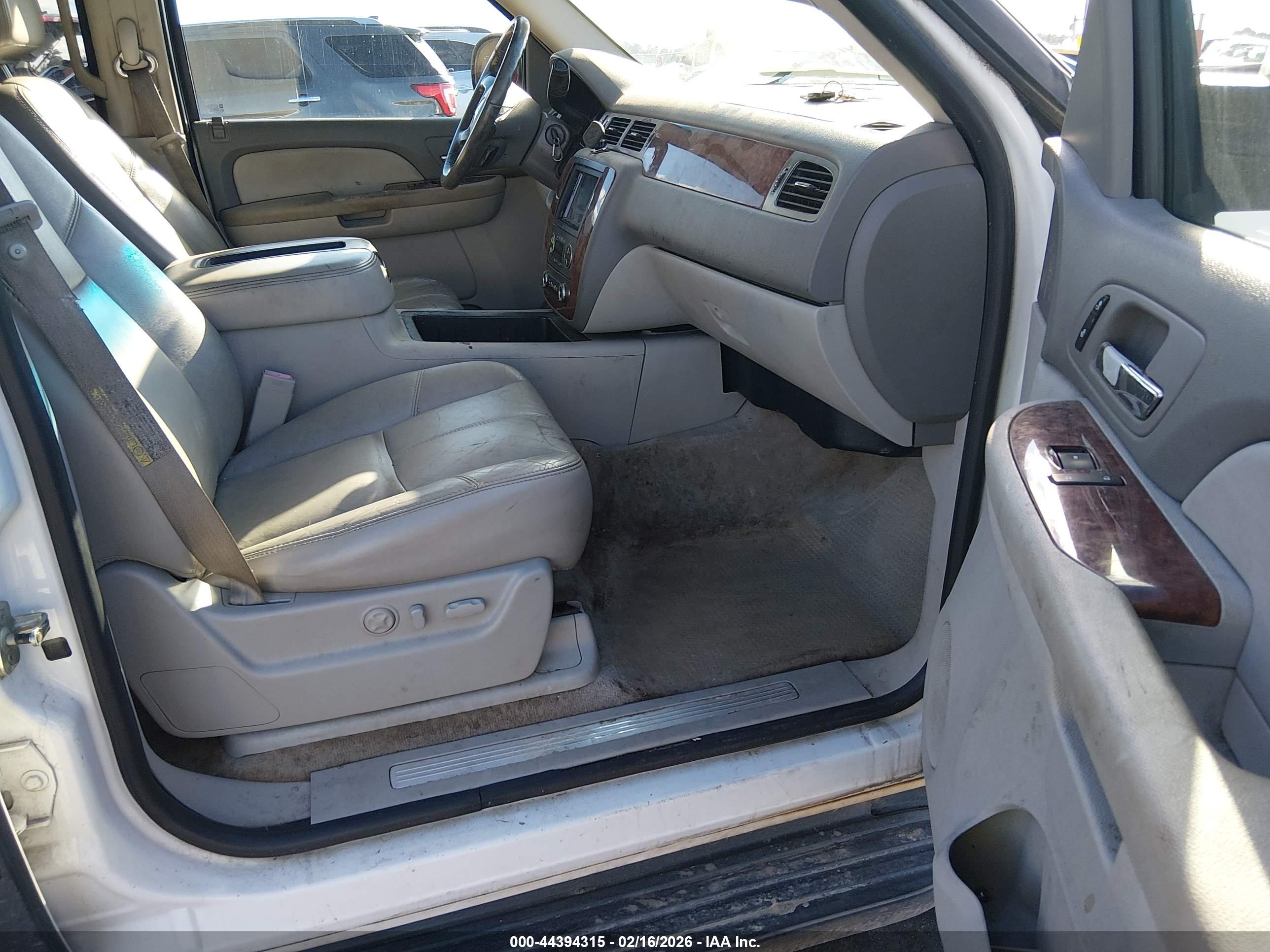 CHEVROLET SUBURBAN image 5