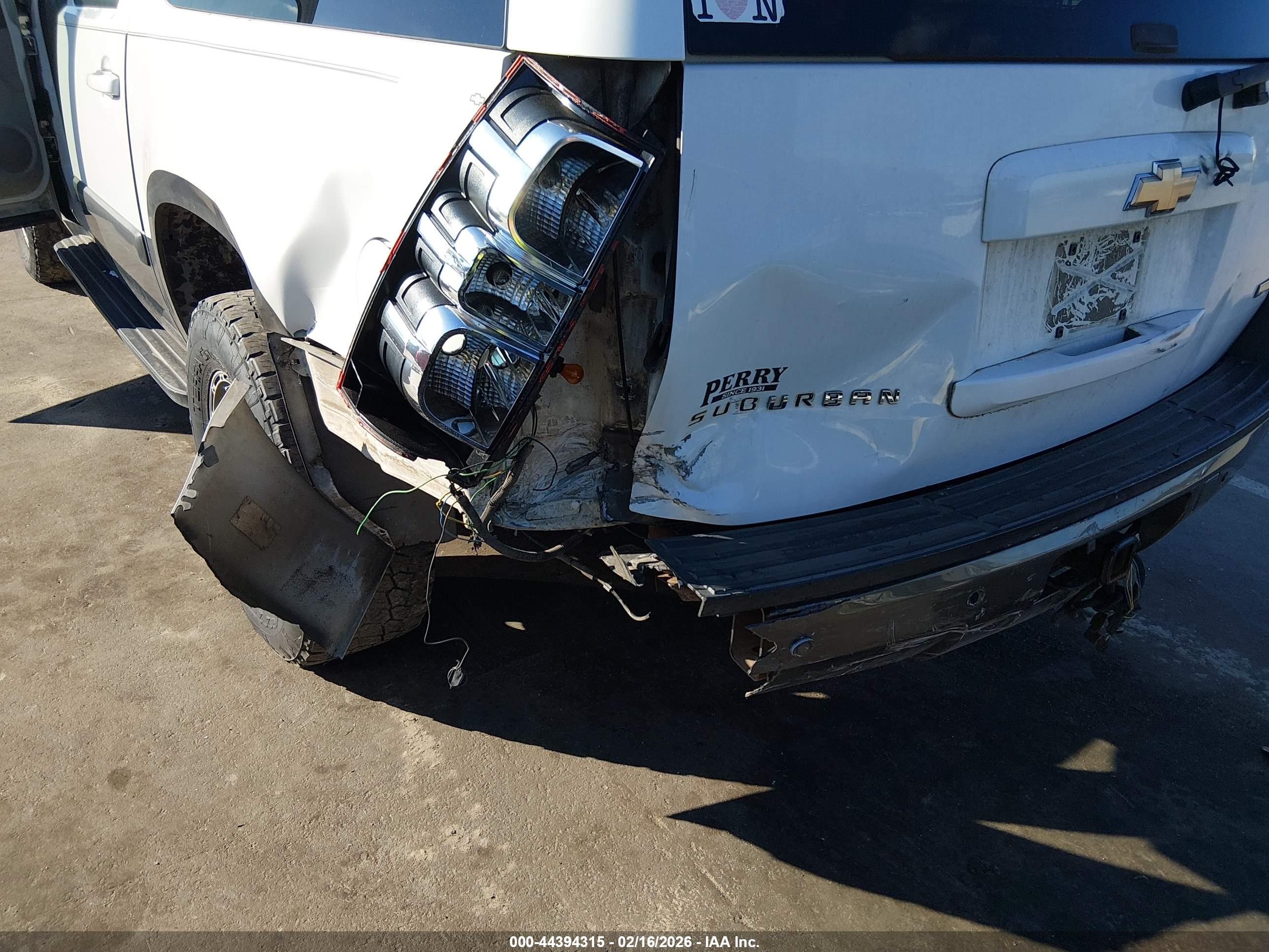 CHEVROLET SUBURBAN image 6