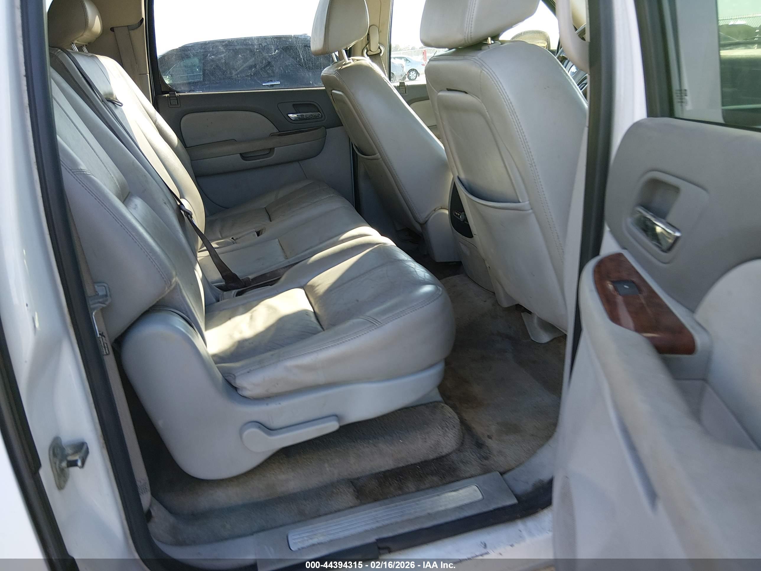 CHEVROLET SUBURBAN image 8