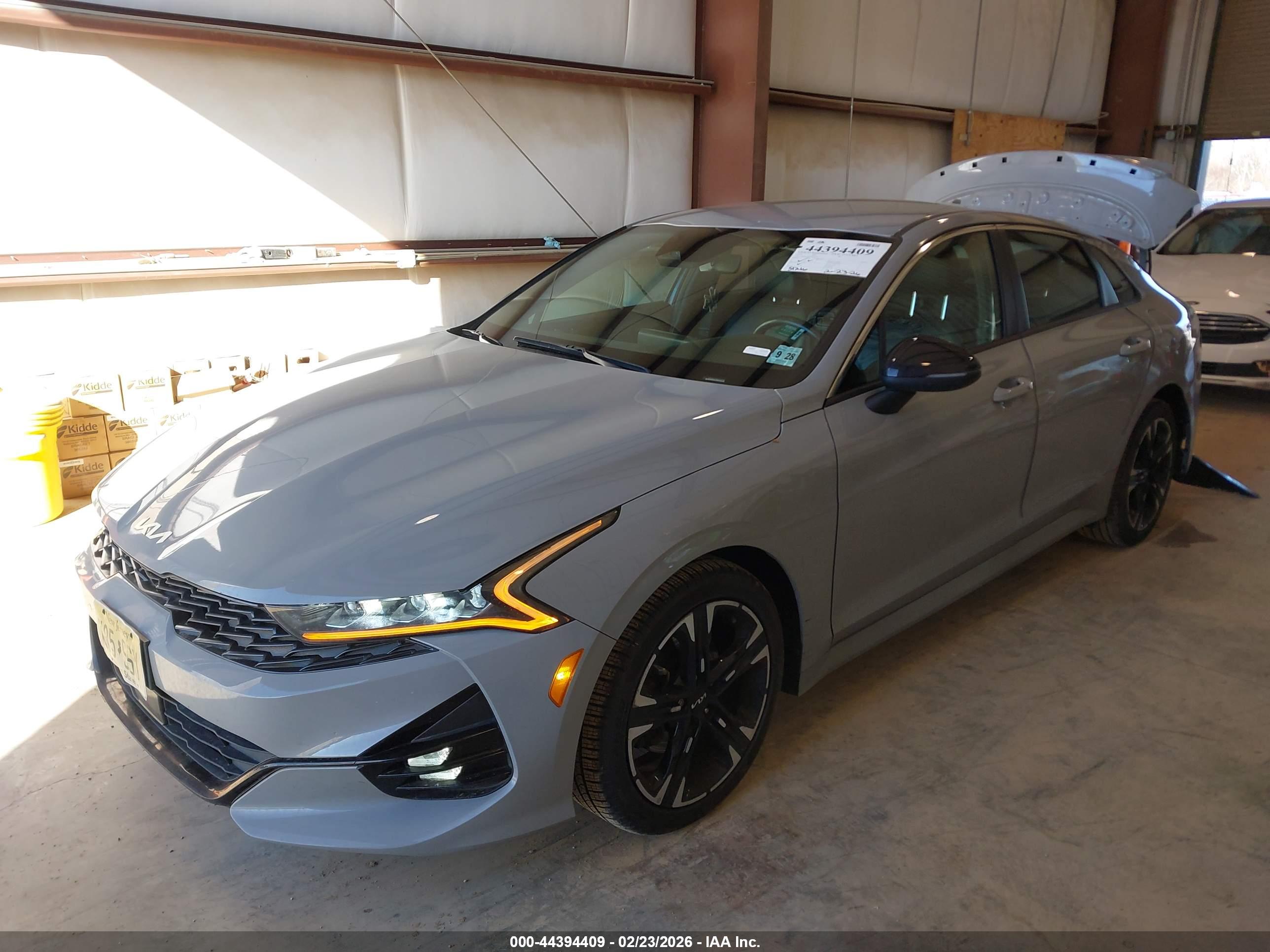KIA K5 image 2